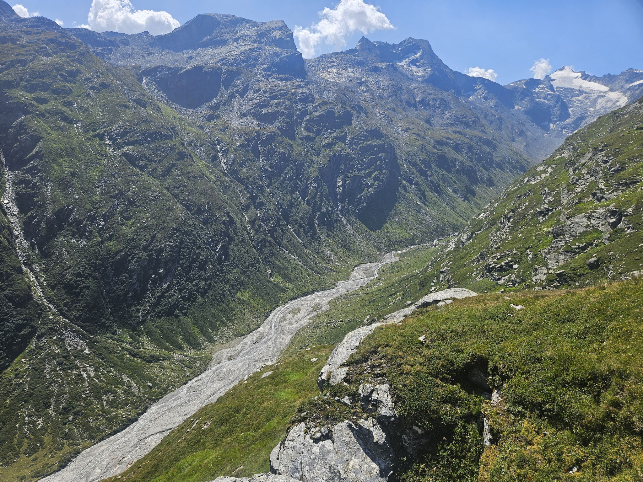 Läntatal mit Rheinwaldhorn.