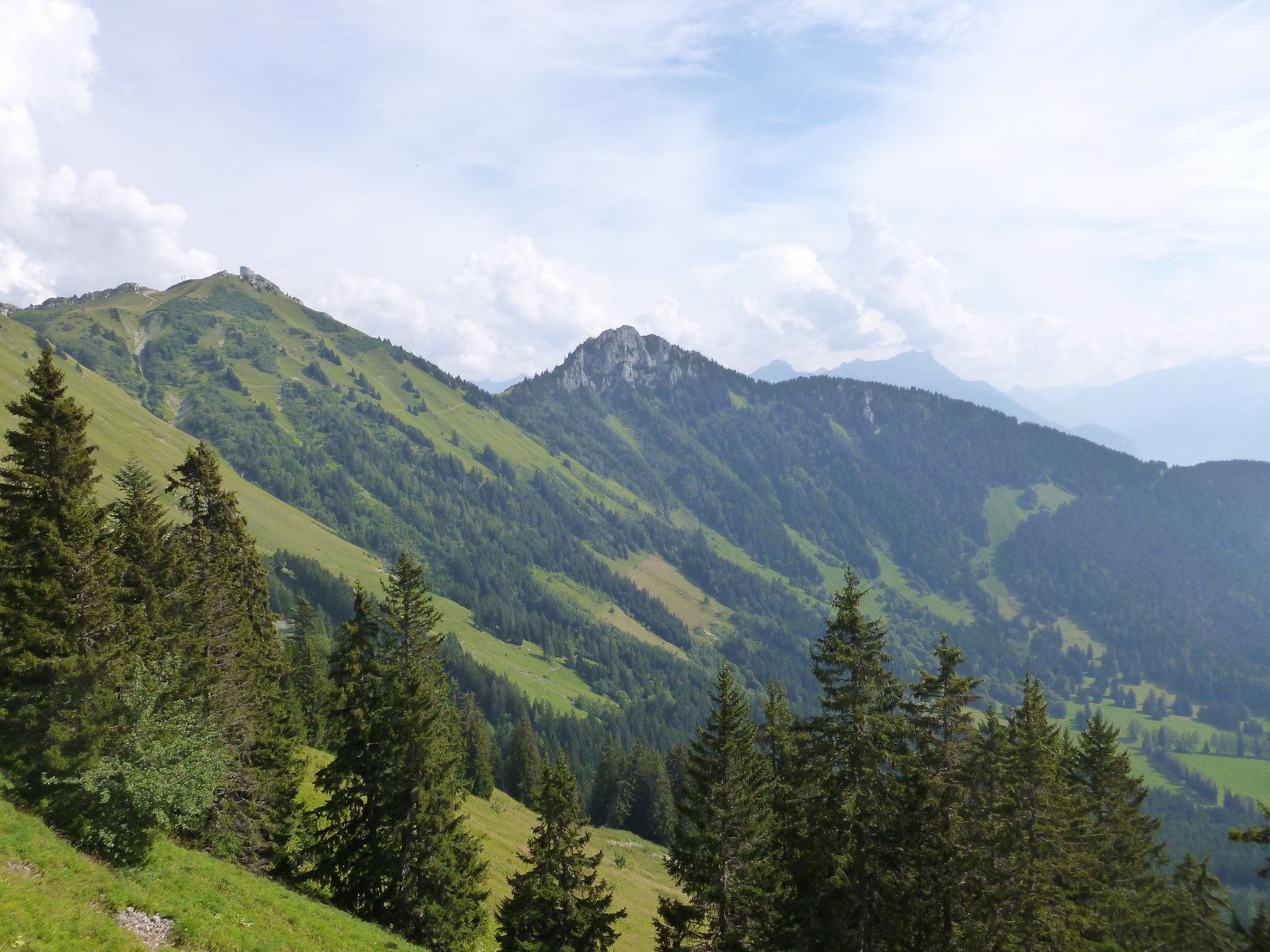 Blick vom Col de Tompey Richtung Osten. Links oben Berneuse.