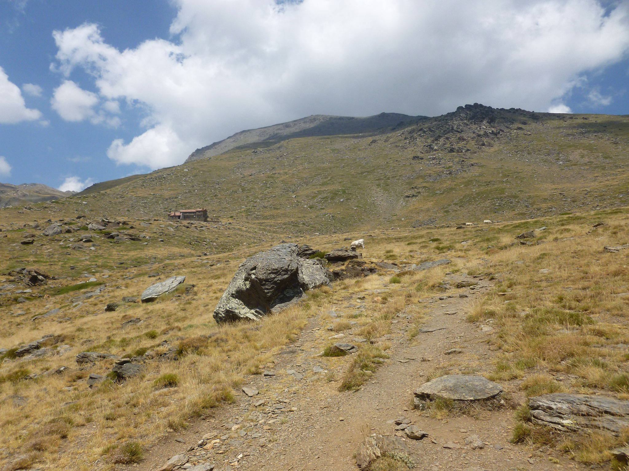 Unter dem Mulhacén. Links Refugio Poqueira.