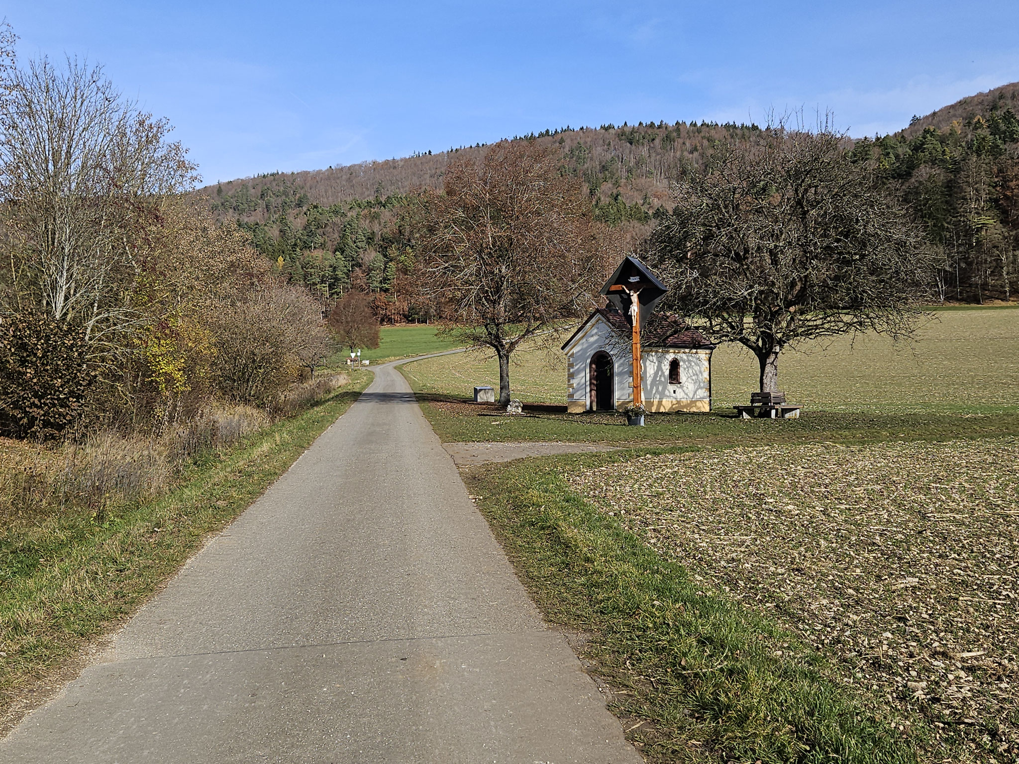 Am Aufstieg zum Albtrauf. Sebastianskapelle.
