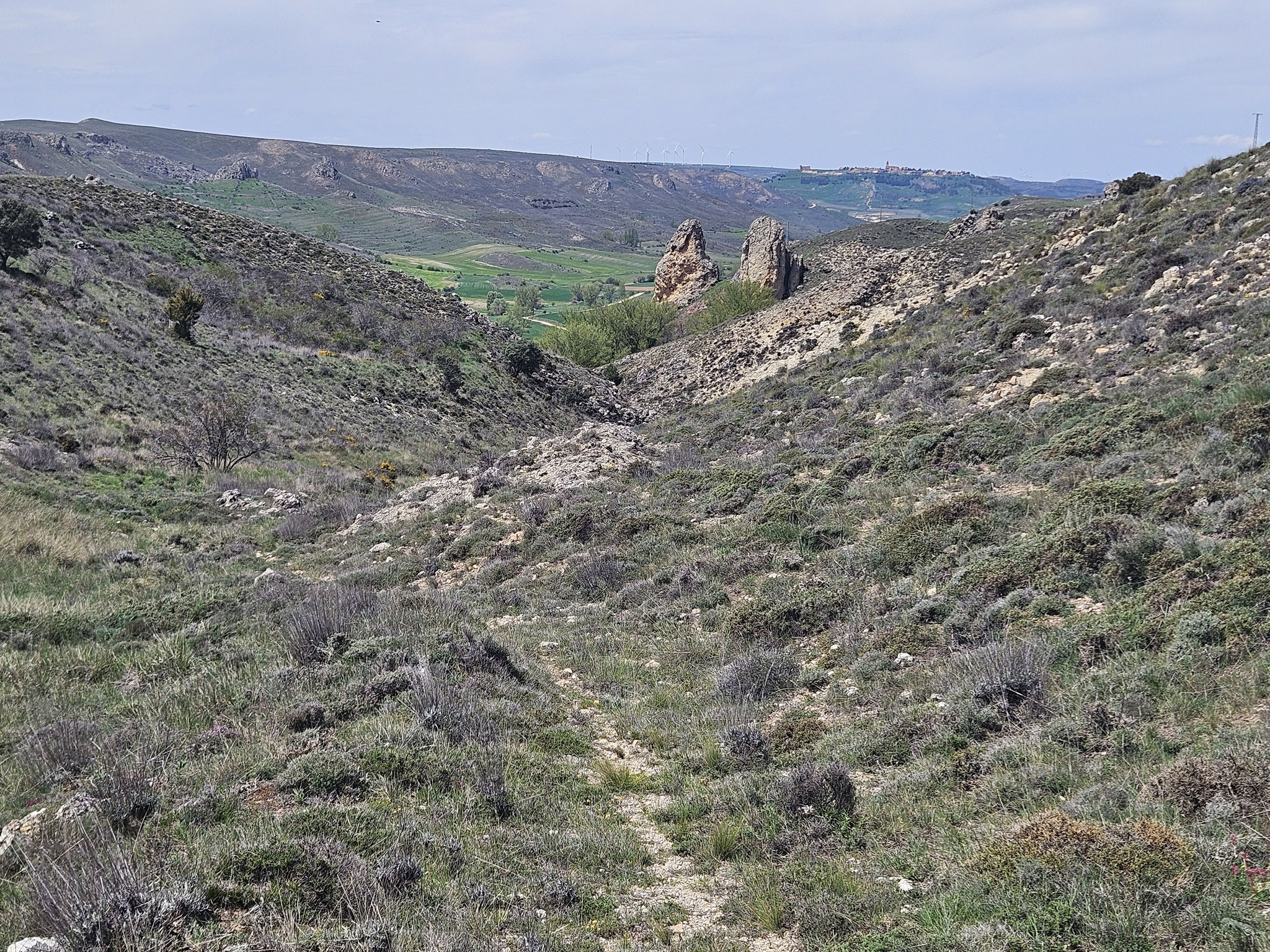Abstieg nach Arbujuelo.