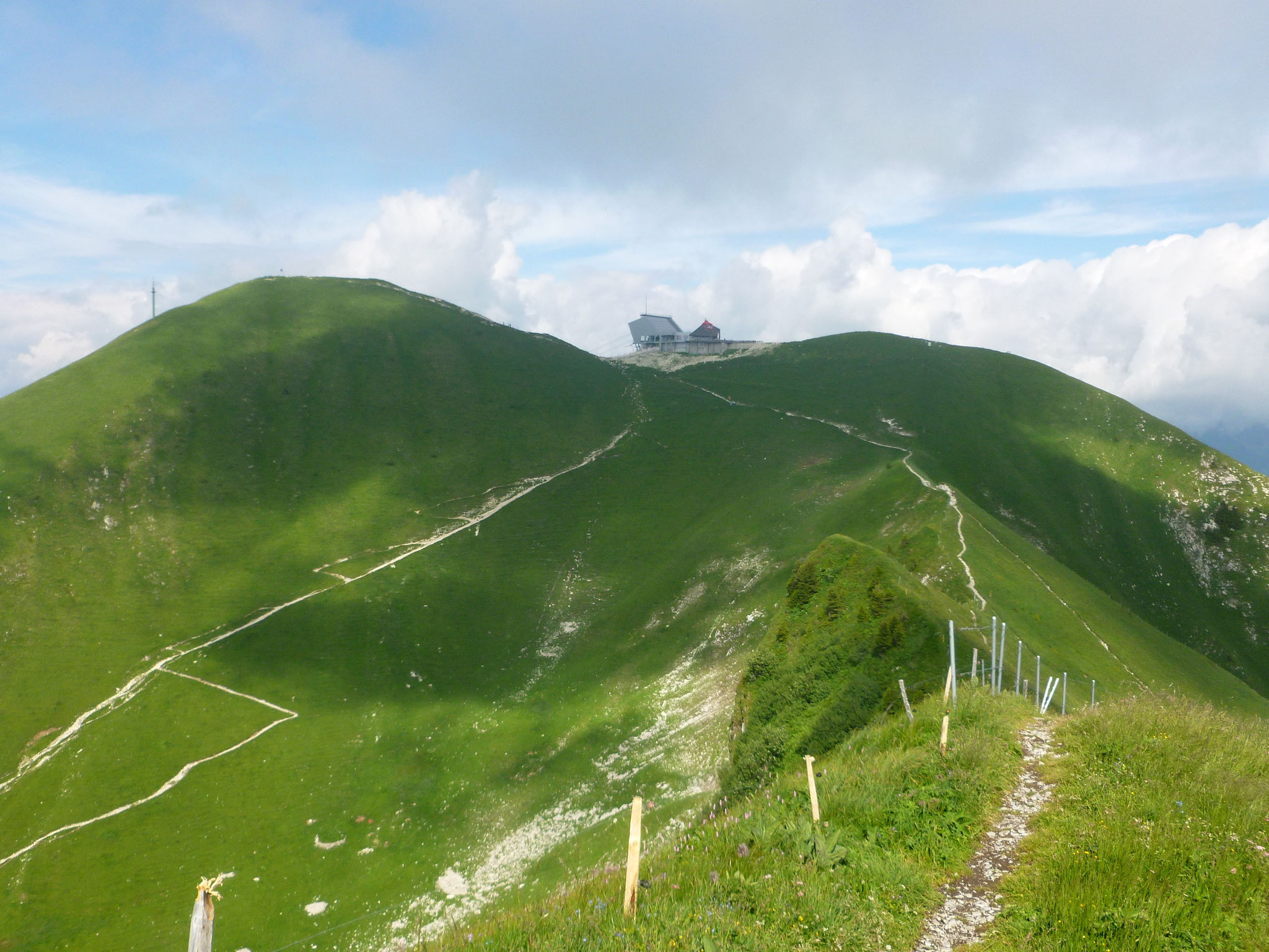 Moléson, Gipfel und Bergstation.