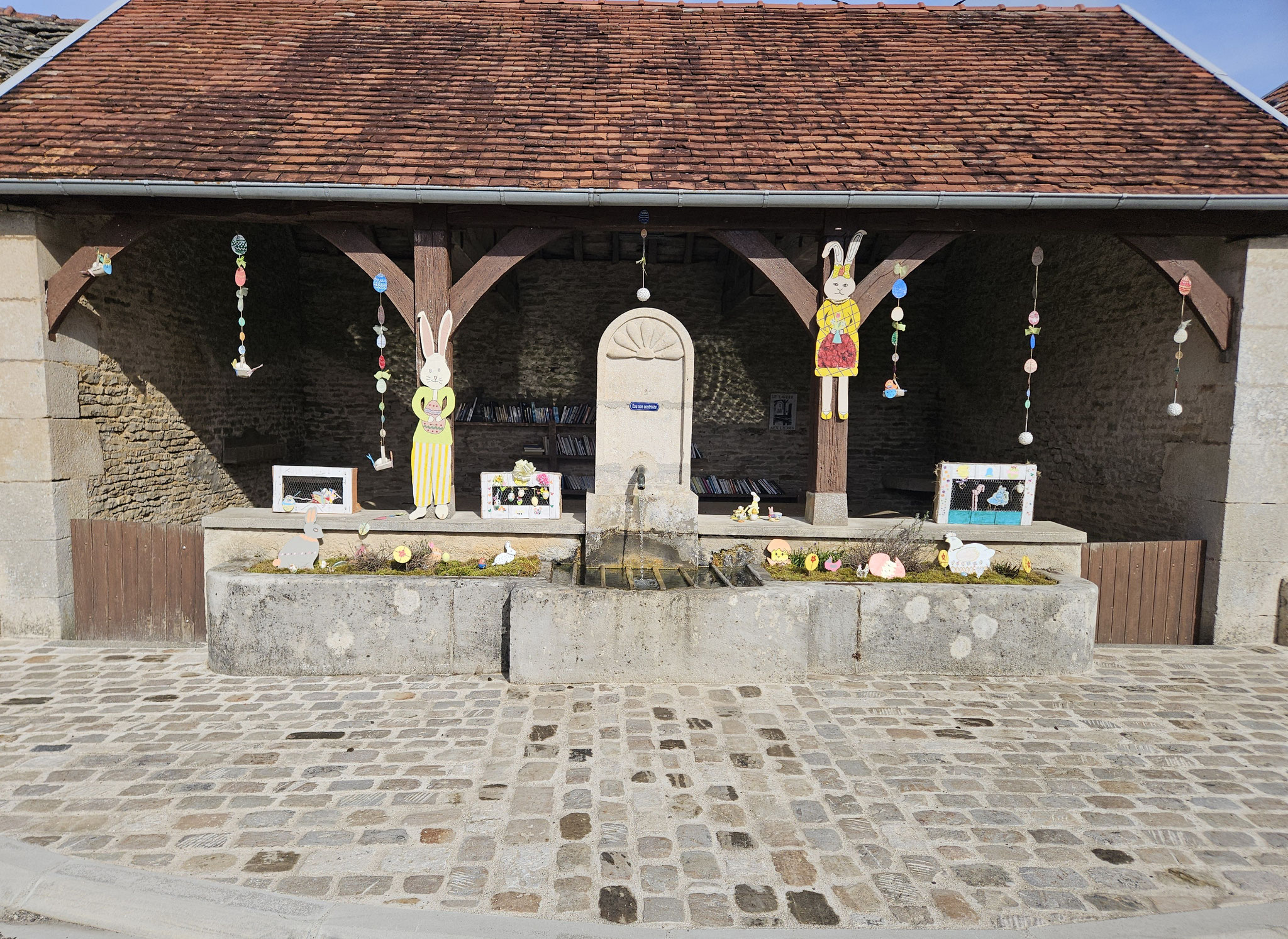 Chalmessin, österlich geschmückter Brunnen.
