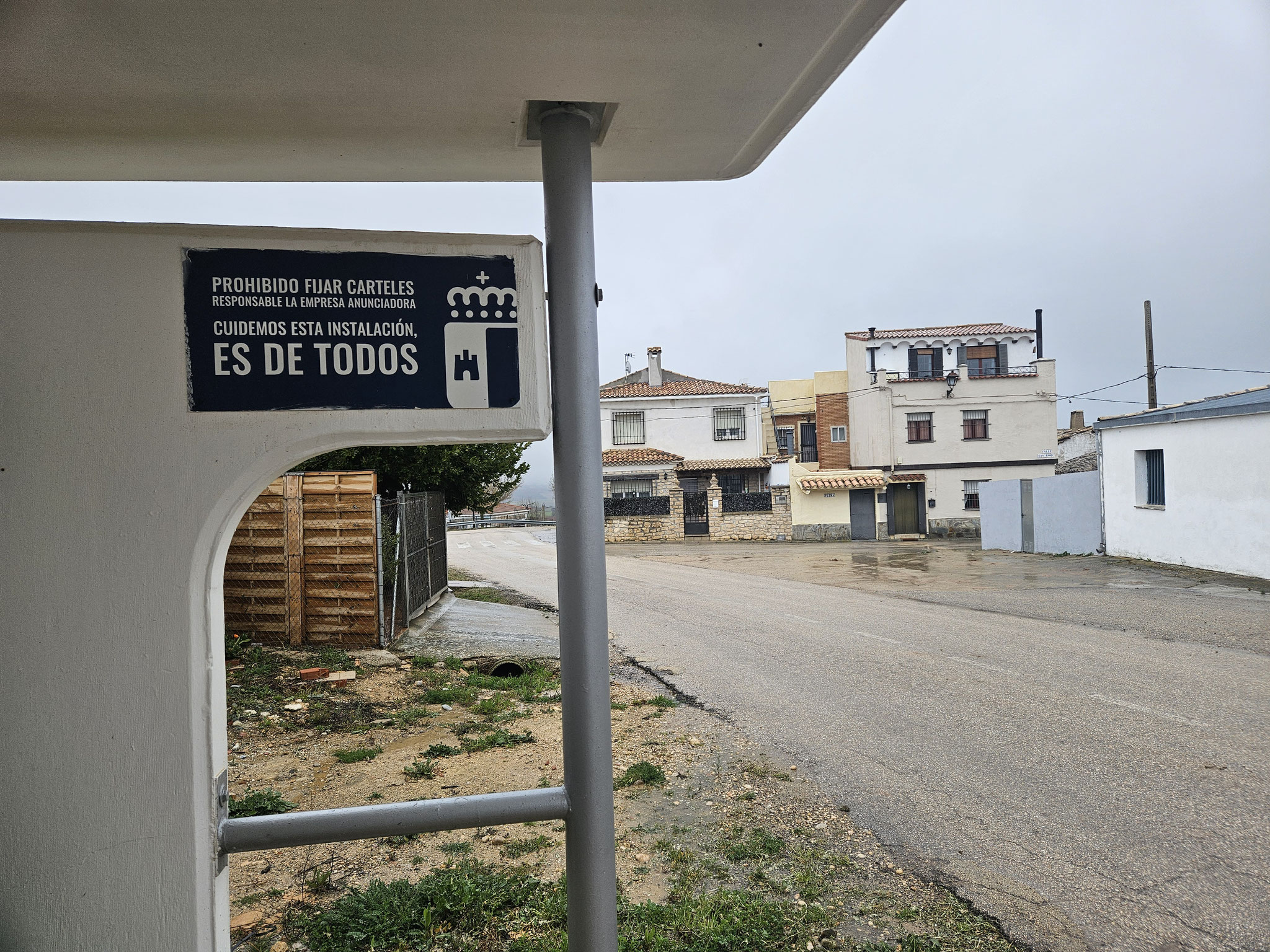 Navalón, Bus-Haltestelle als Regen-Unterstand.