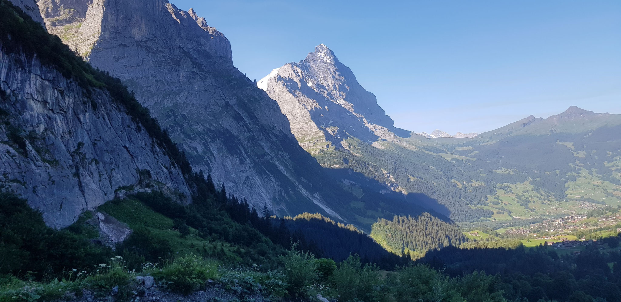 Blick zurück auf die Schattenwürfe von Wetterhorn, Mättenberg und Eiger.