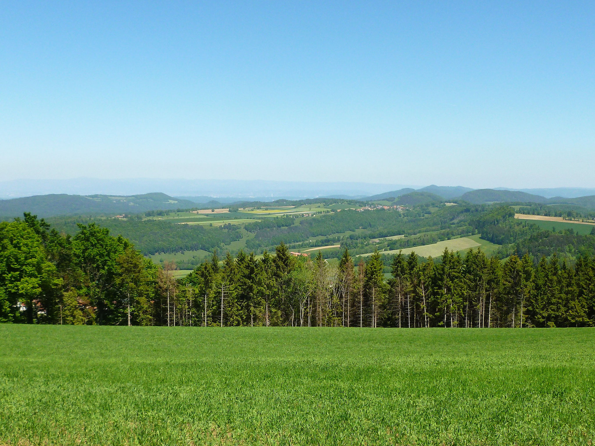 Les Ordons, Blick nach Norden. Am Horizont der Schwarzwald.