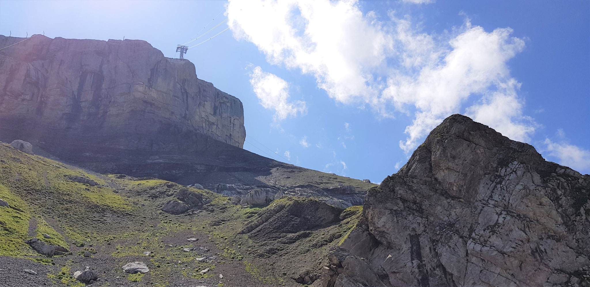 Dem Gemskopf und dem Himmel entgegen.