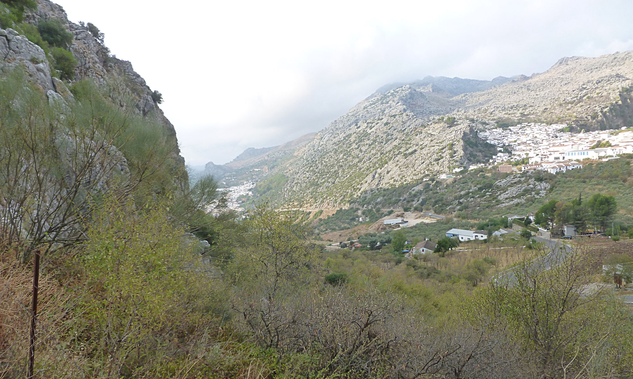 Blick zurück auf Montejaque (rechts); links unten Benaoján.