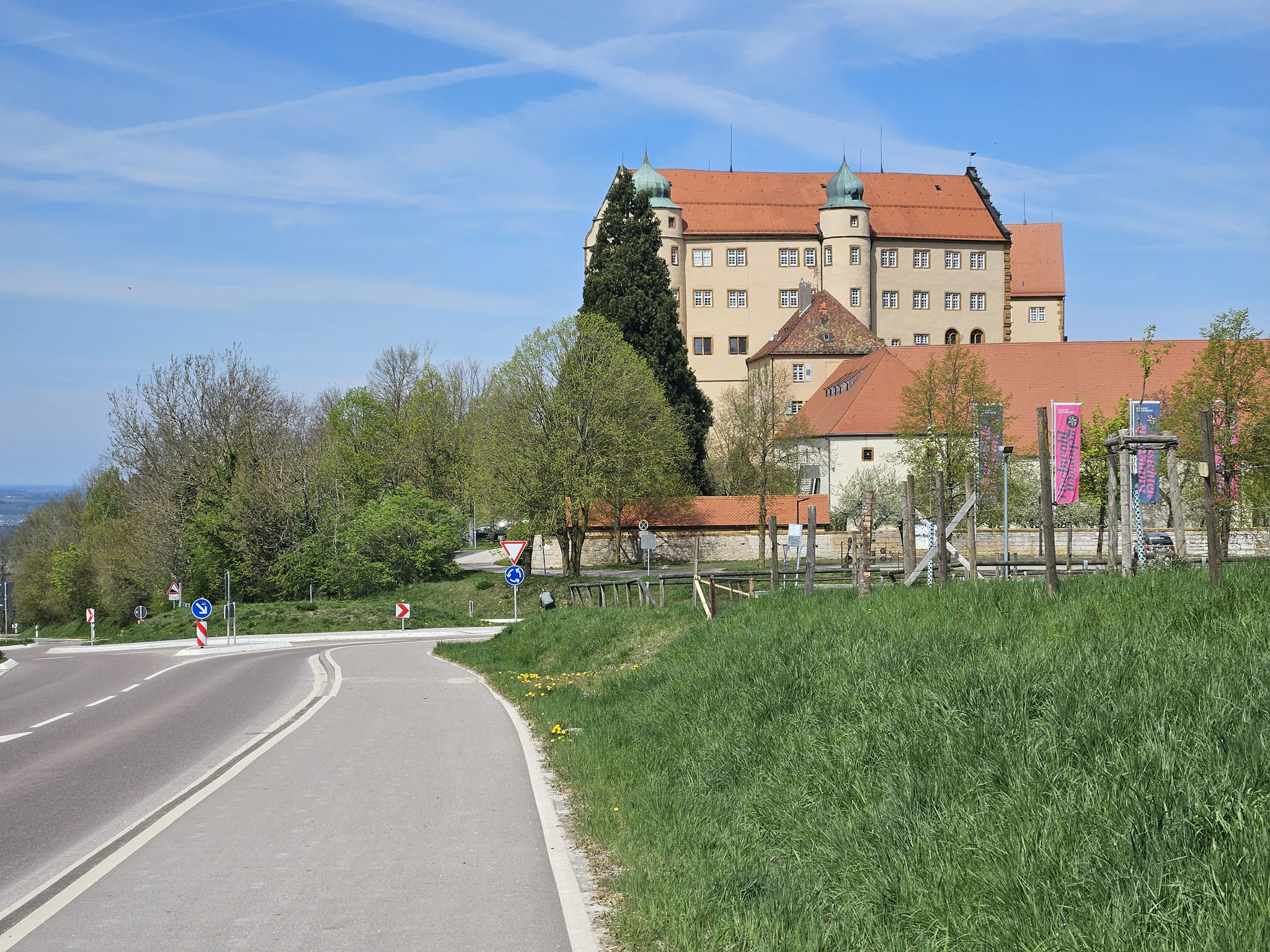 Von Hülen zum Schloss Kapfenburg.