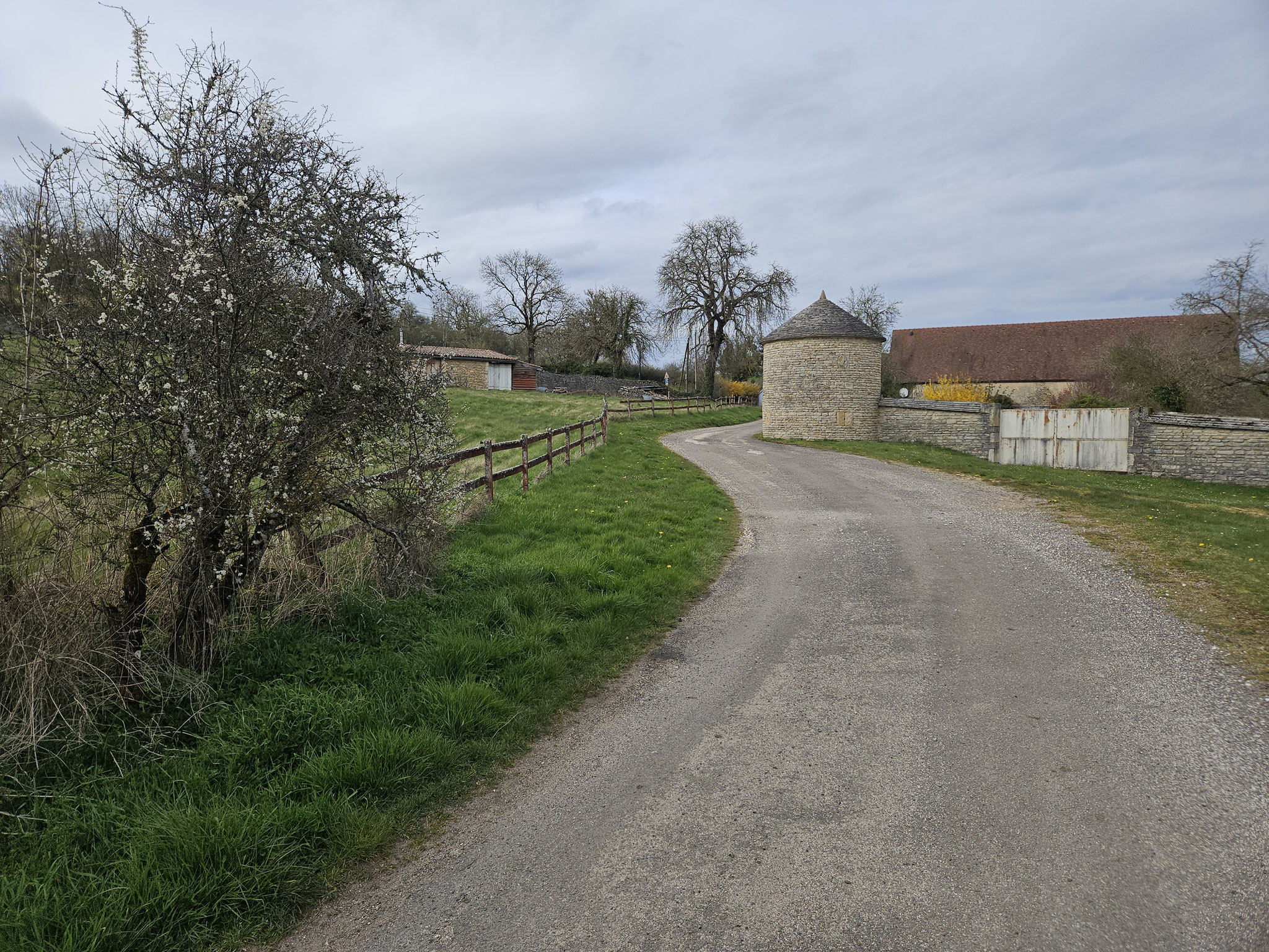 Salives, Stadtmauer.