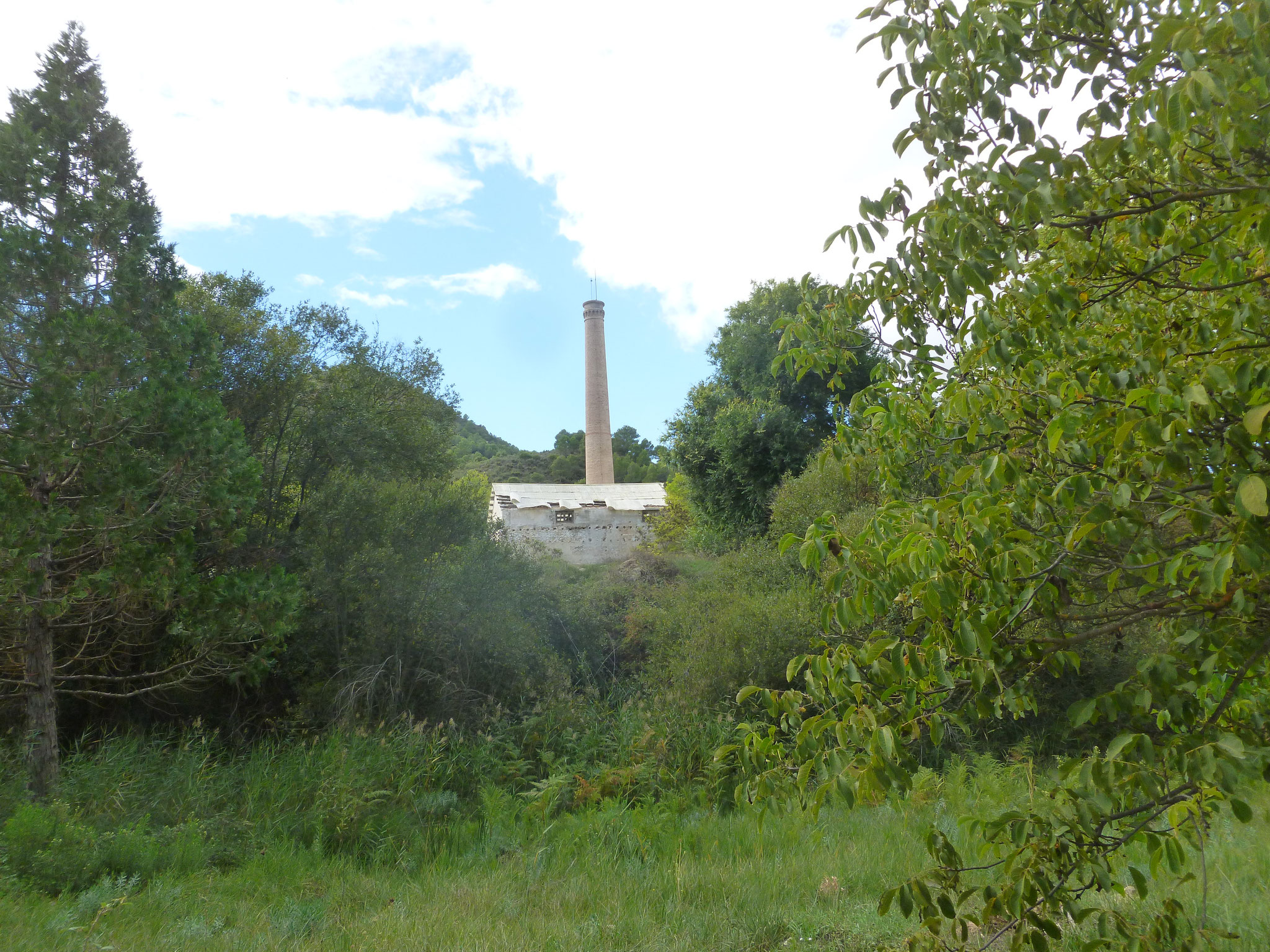 Reste der ehemaligen Harzfabrik (La Resinera).