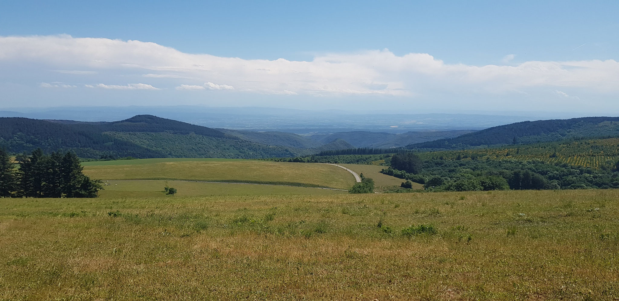 Blick über Minervois und Aude-Ebene Richtung Pyrenäen.