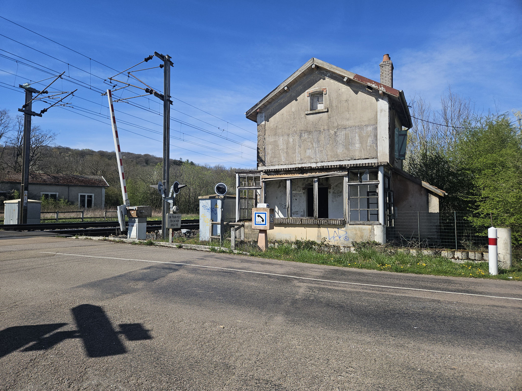 Ehemaliges Bahnwärterhäuschen an der Strasse nach Andilly.