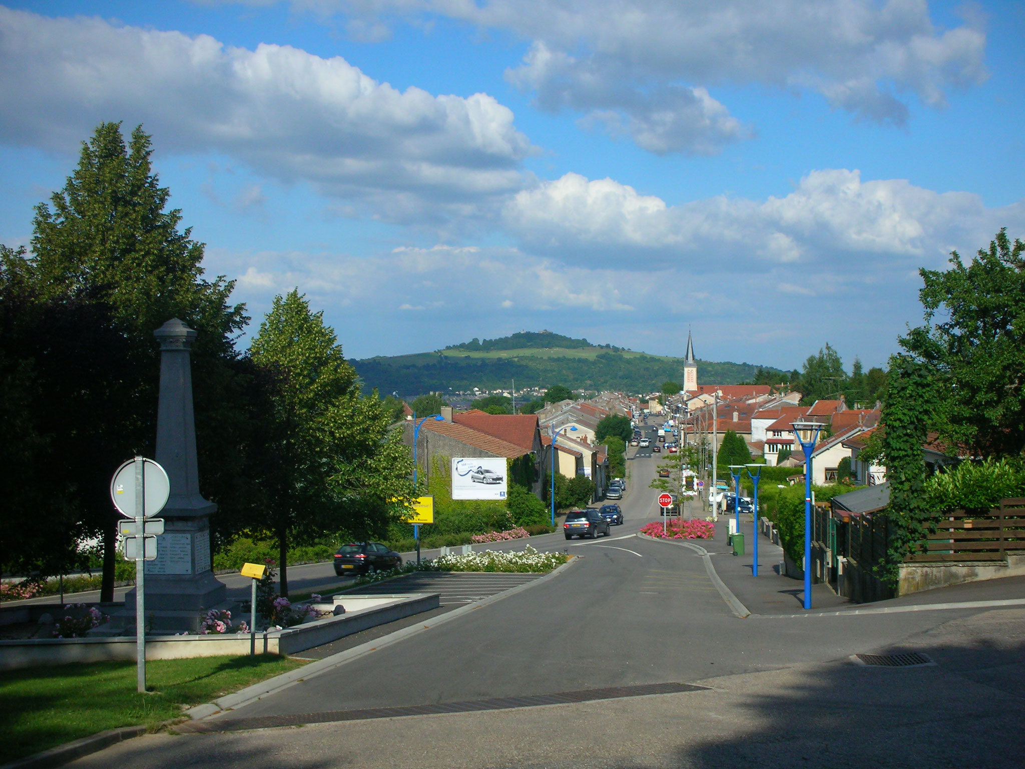 Montauville. Hinten: Butte de Mousson.