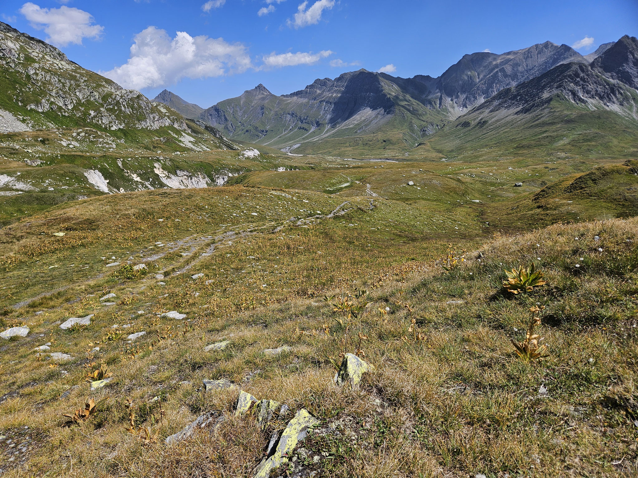 Plaun (Hochebene) la Greina, Surselva-Seite (links).