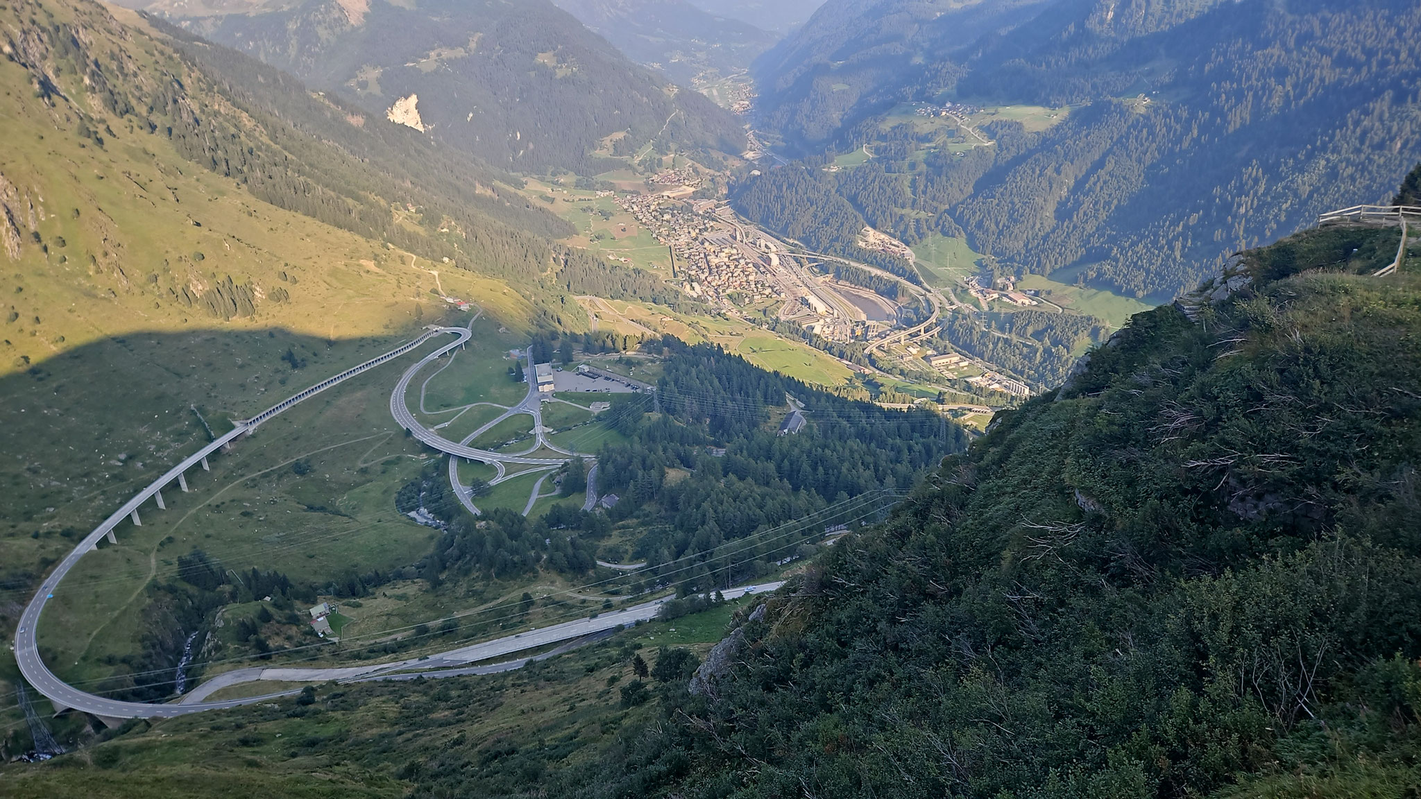Belvedere Pian Secco, Gotthardpassstrasse mit Airolo.