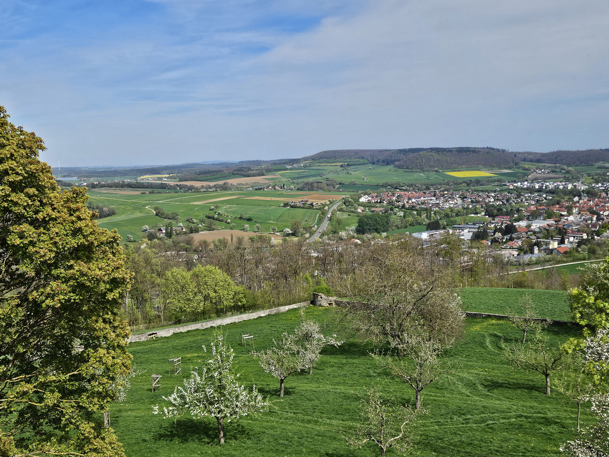 Schloss Kapfenburg, Blick über Lauchheim zum Gromberg.