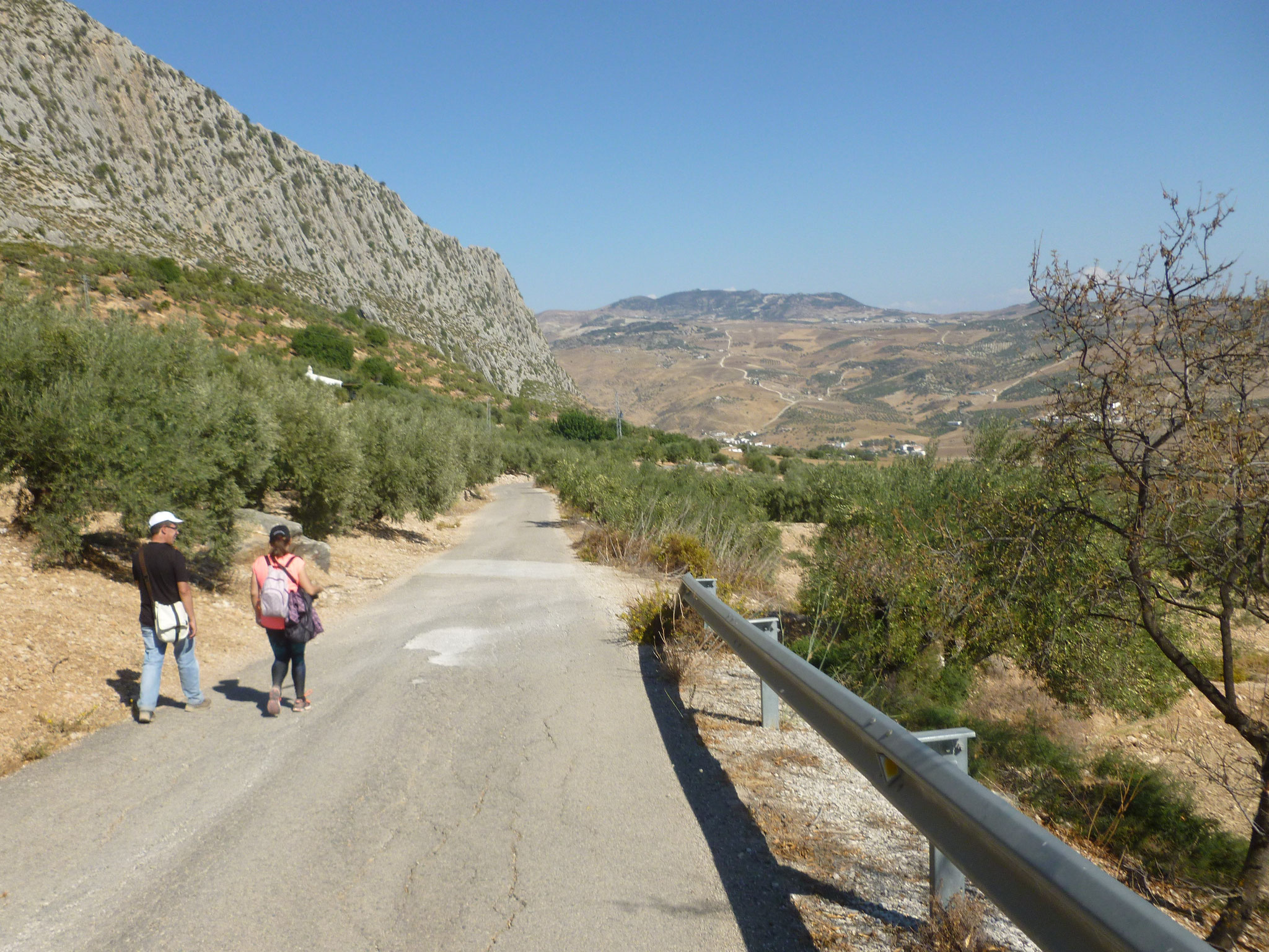 Vor Valle de Abdalajís. Zwei Mitglieder der Wandergruppe.