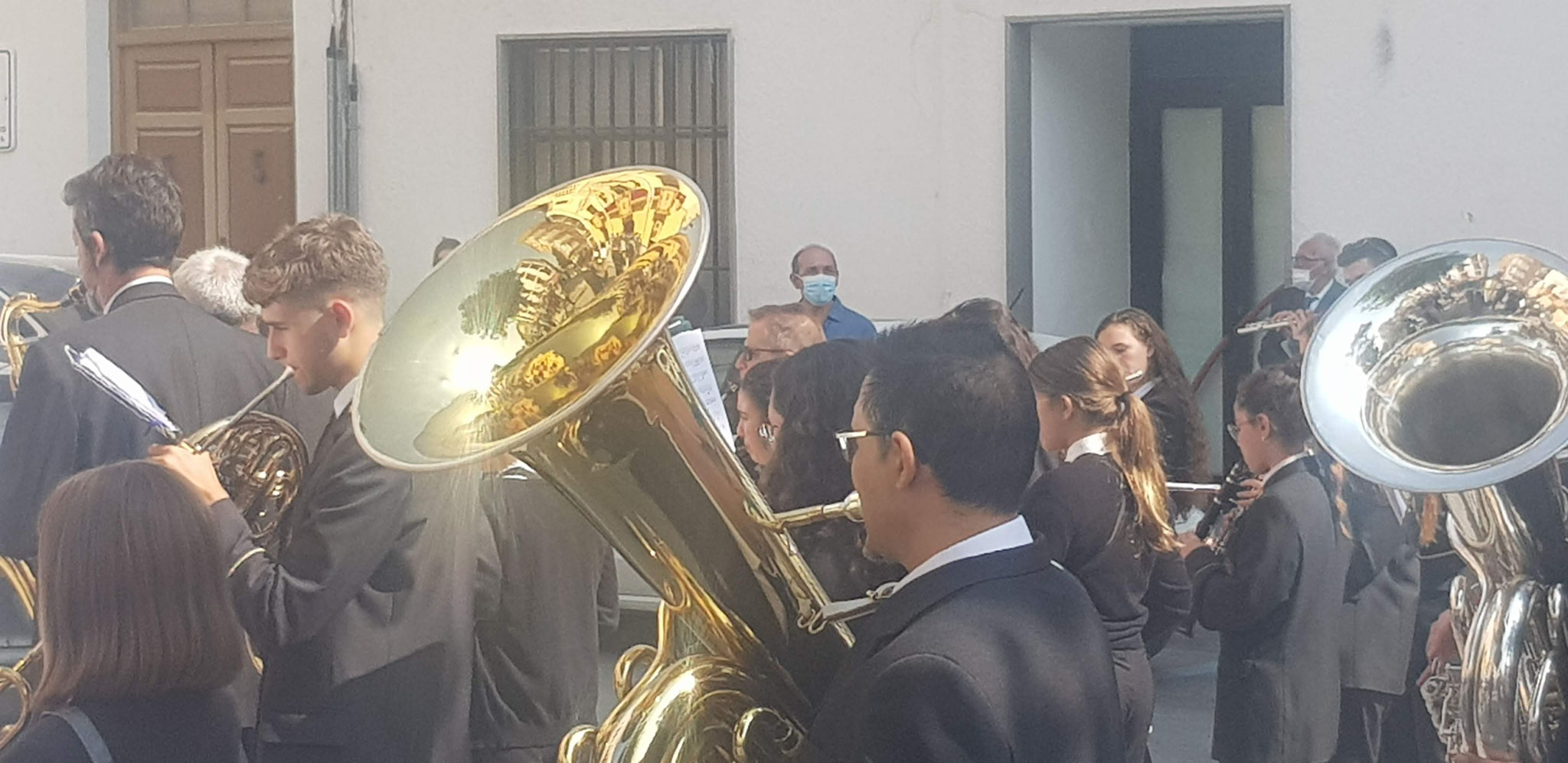 Huéscar, Ayuntamiento. Millitärmusik zum Nationalfeiertag.