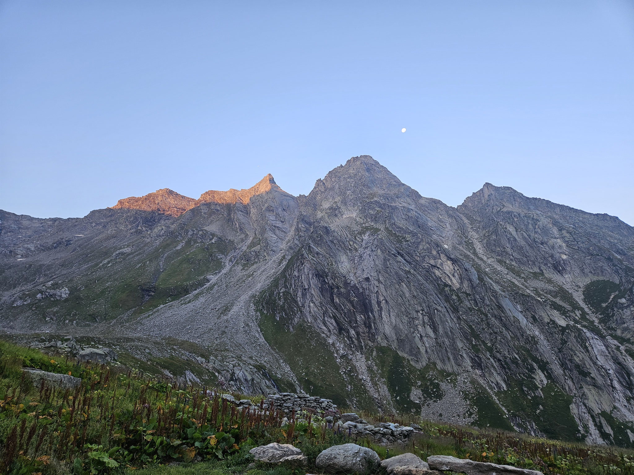 Refugio Scaradra, Erwachen.