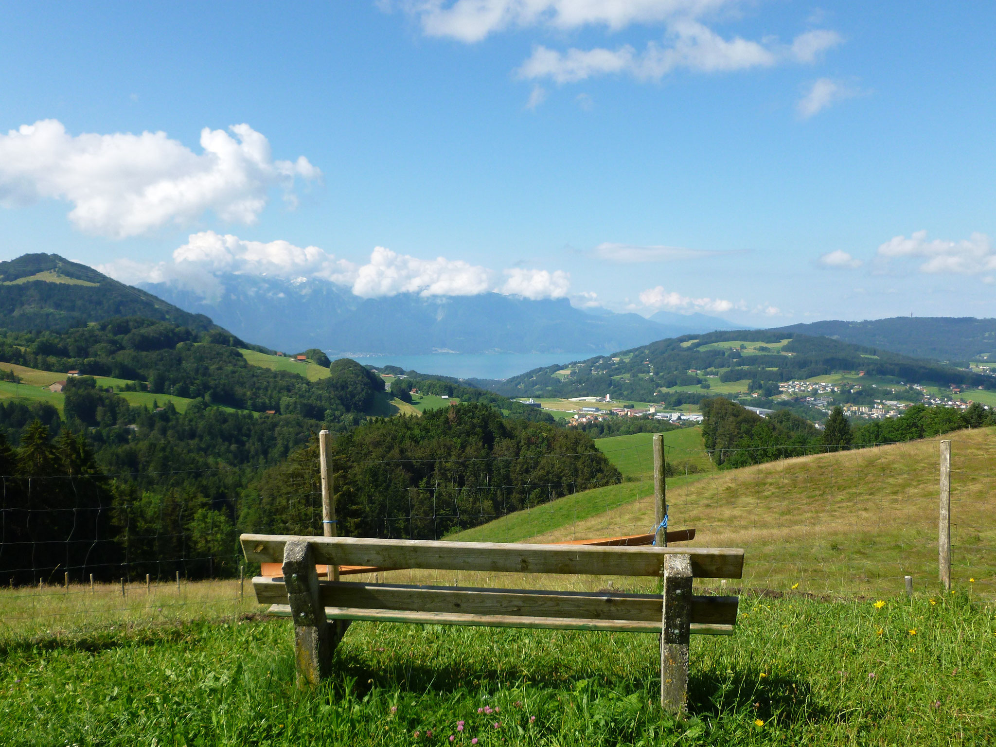 Montgevin, Rhone-Seite: Genfersee vor Savoyer Alpen. Rechts Mont Vuarat und Mont Pèlerin.