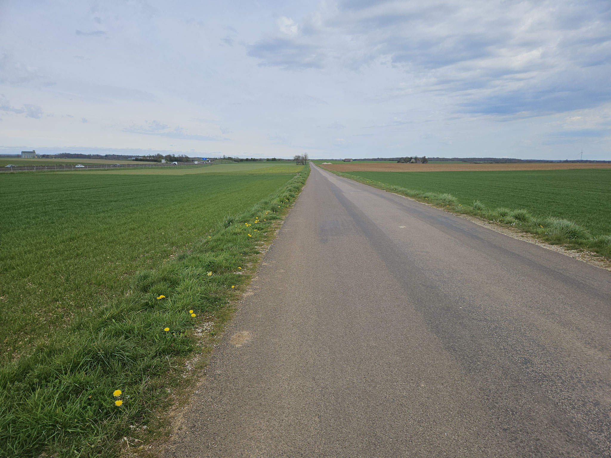 D 141d Richtung Langres, parallel zur Autobahn A 31.