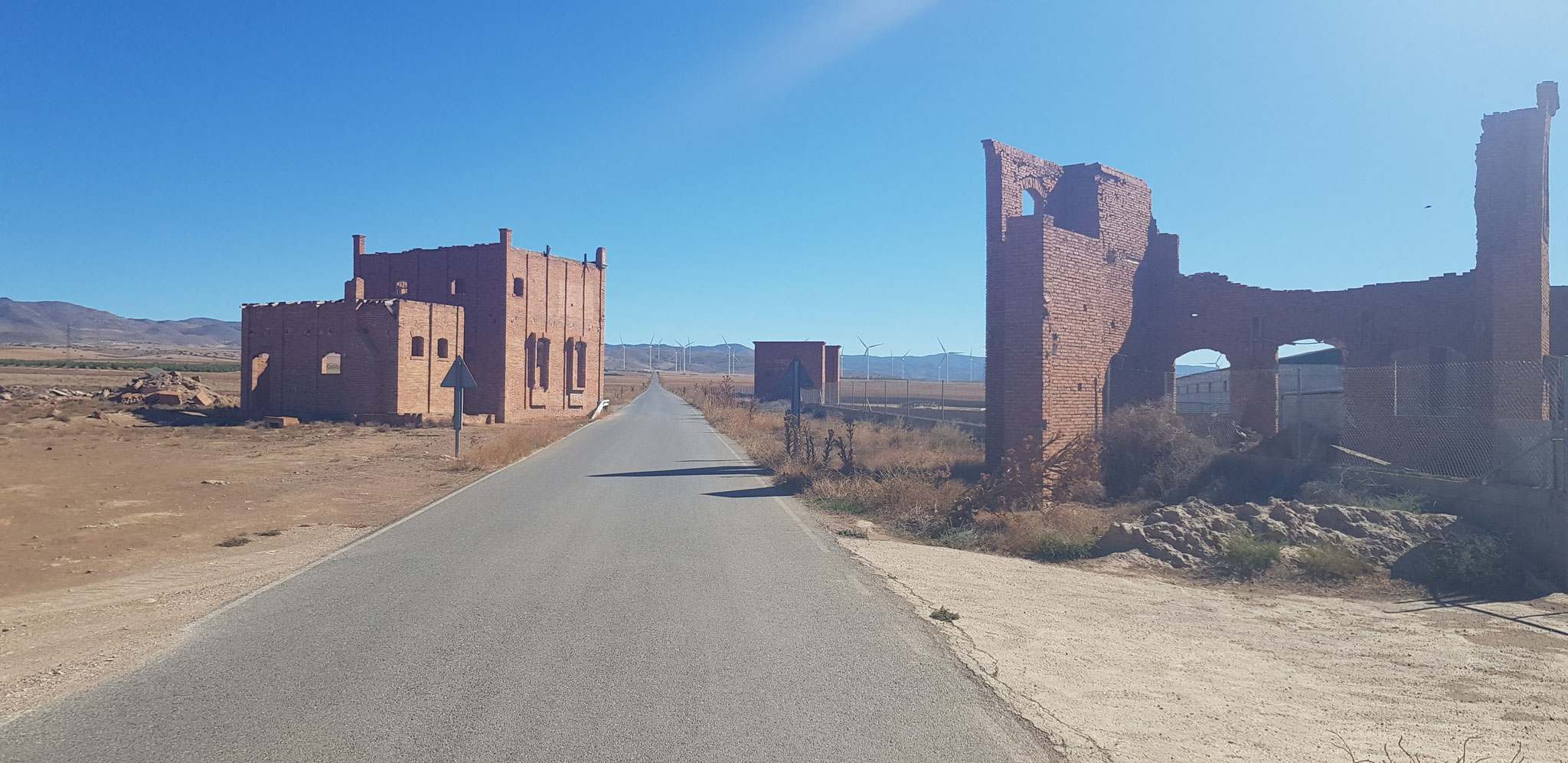 Ruinen bei Bahnstation La Calahorra-Ferreira.