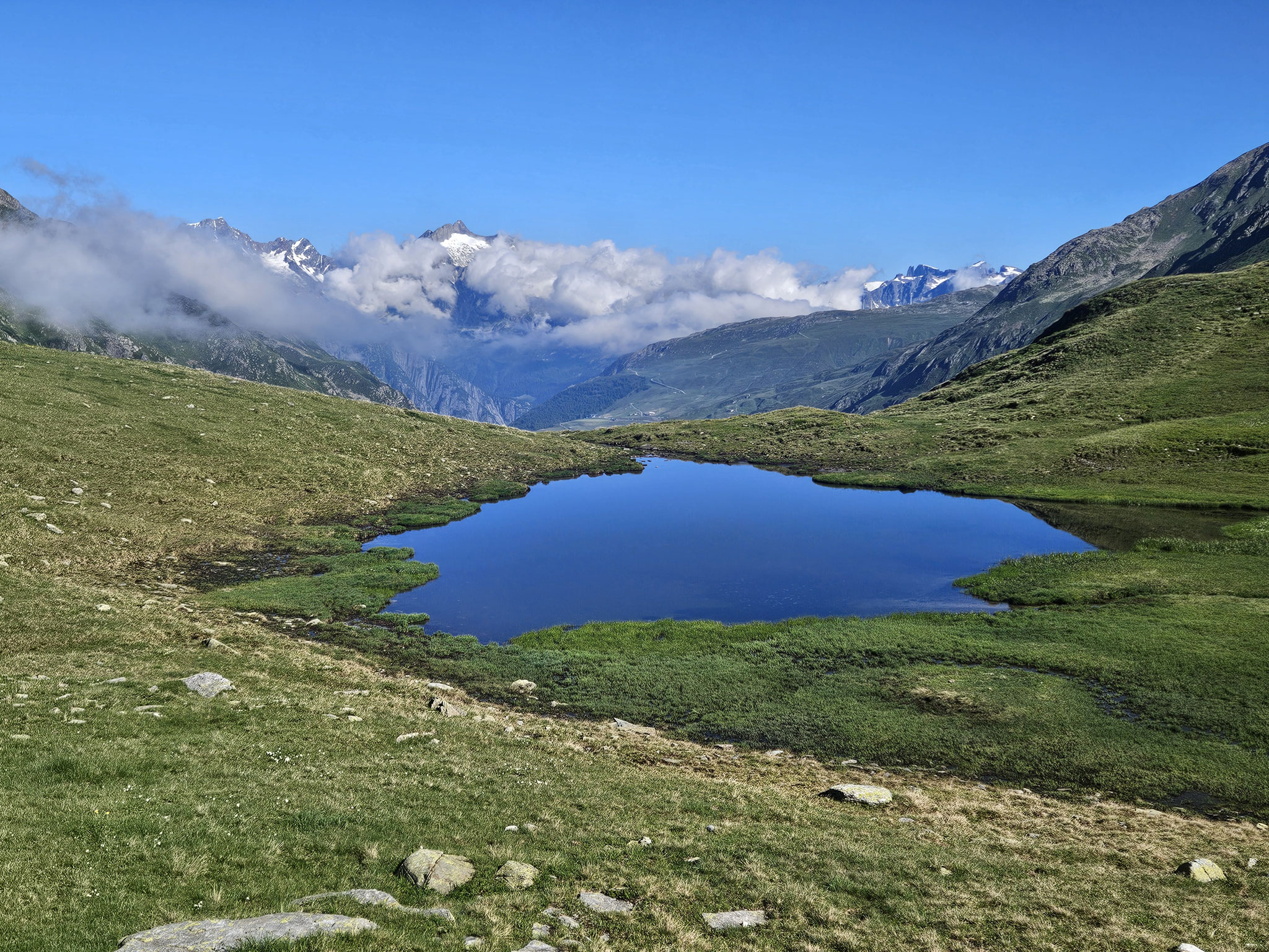 Alpseelein im Porggeren-Gebiet. Rückwärtsblick durchs Unteralptal.