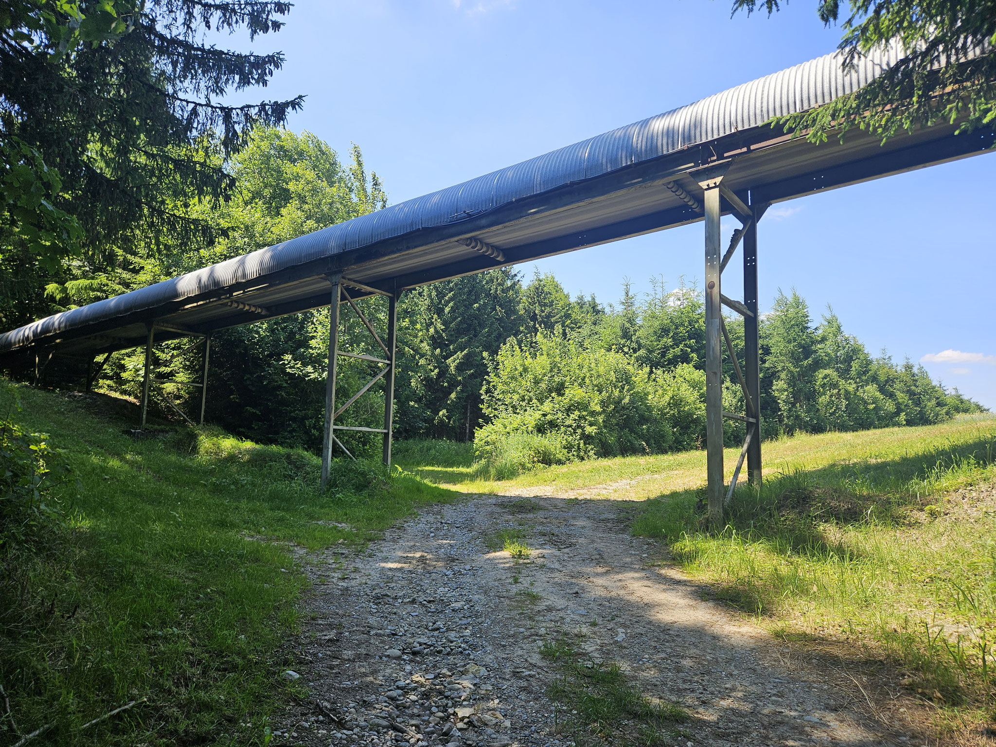 Leitungswerk bei Kiesgrube.