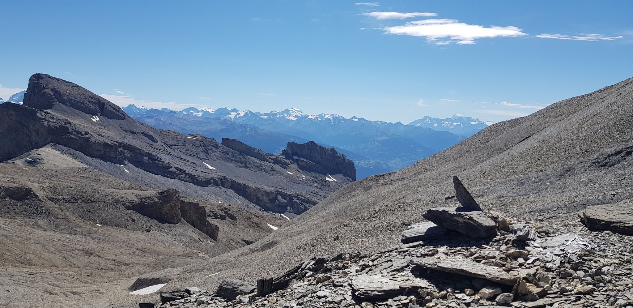 Unter dem Kamm. Blick zurück: Trubelstock (links), Walliser Alpen, in der Senke das Rhonetal.