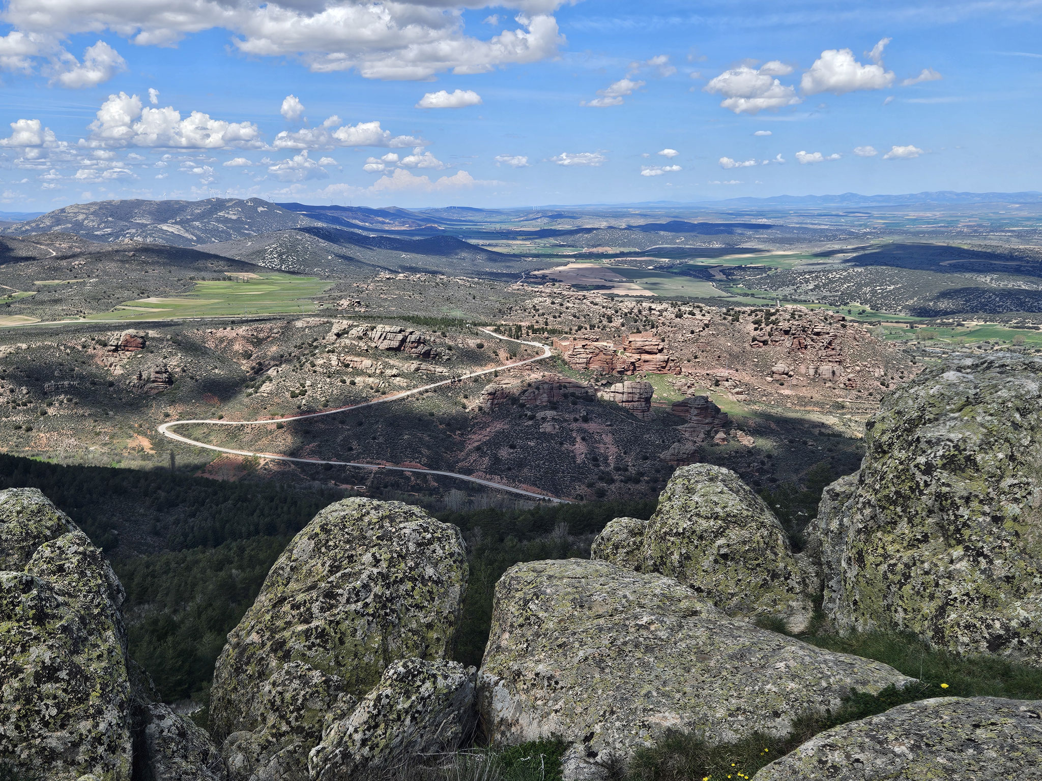 San Ginés: Blick über das Schloss von Peracense und die Sierra Menera nach Norden.