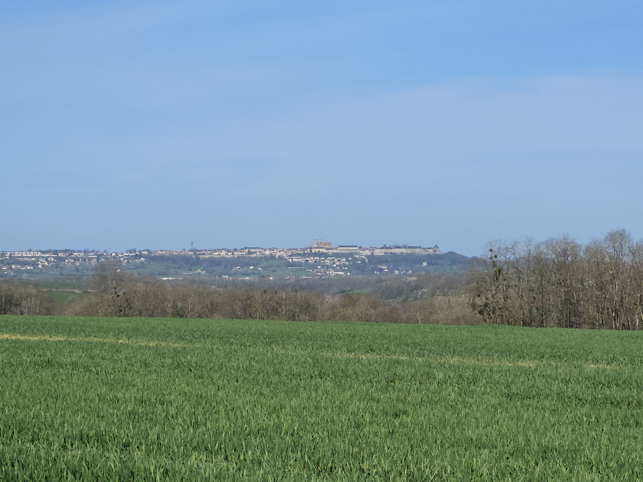 Zur Linken immer wieder: Langres.