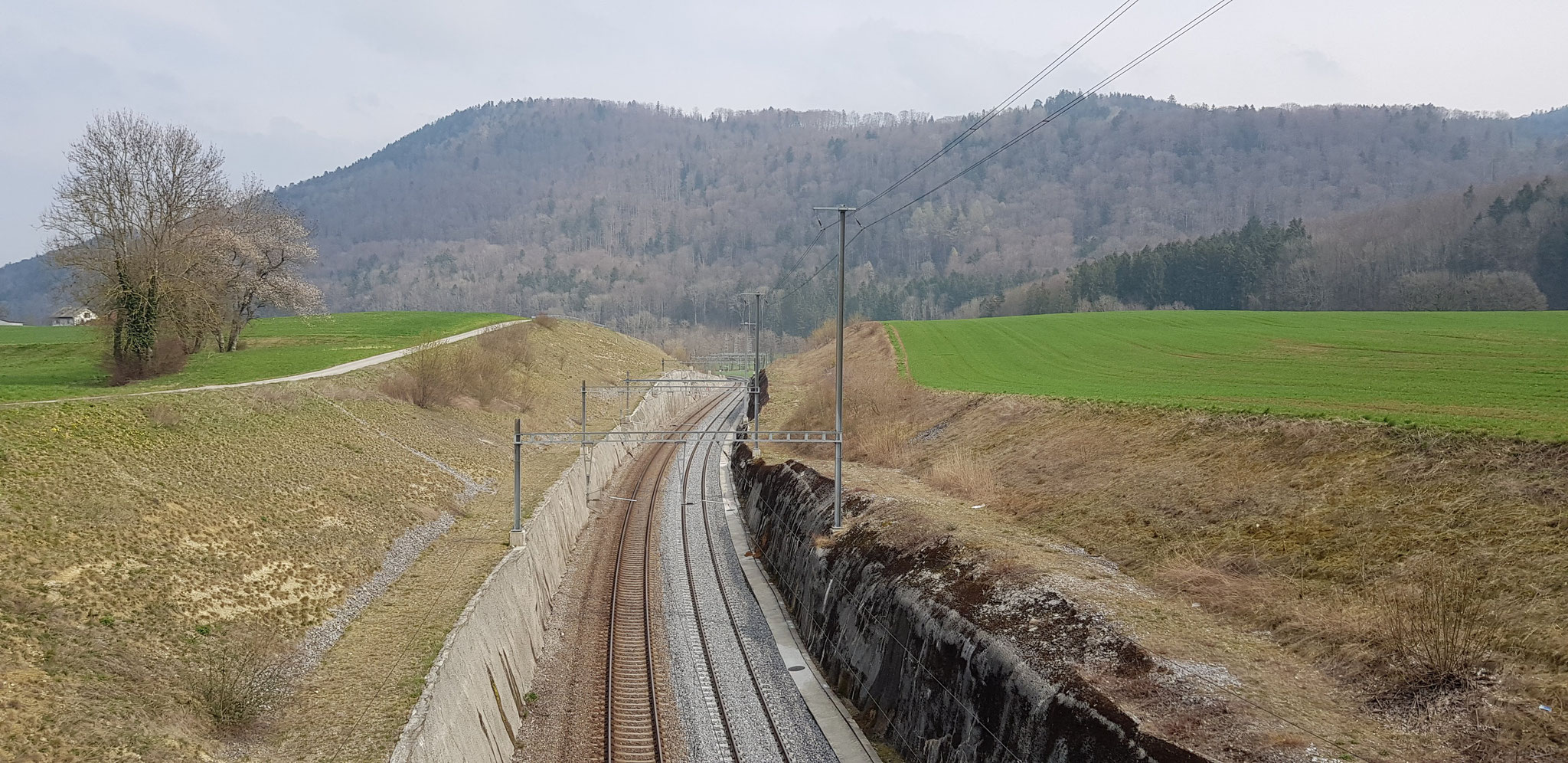 Bei La Lôche: Bahn quert Wasserscheide.