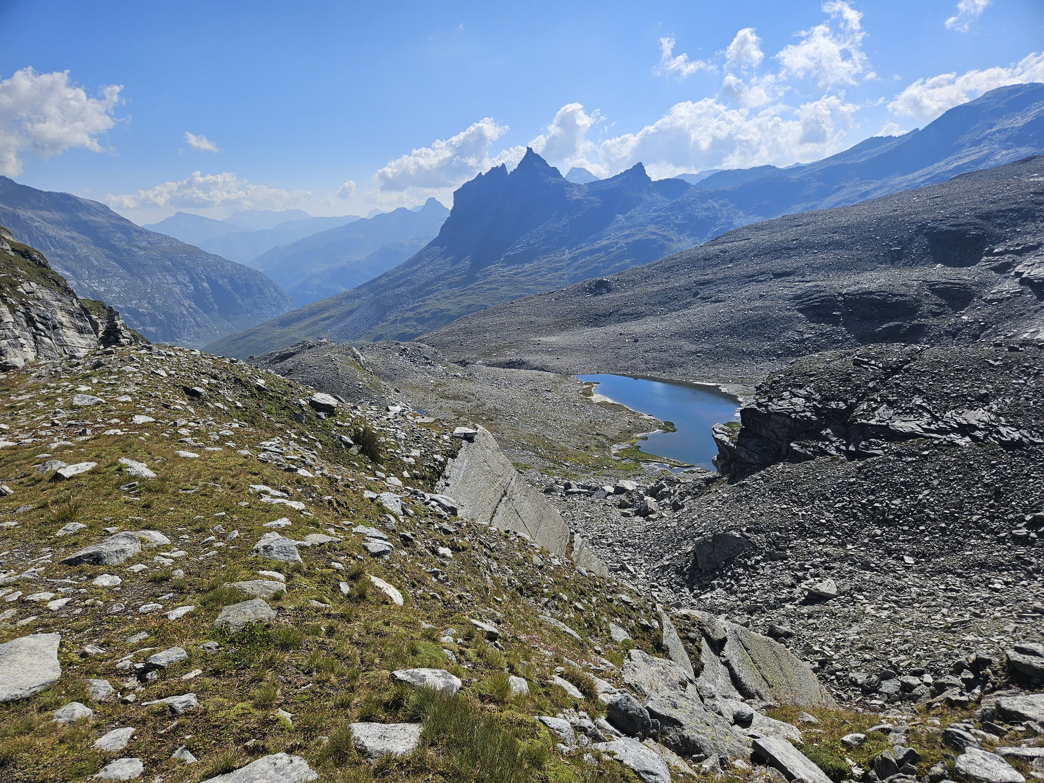Abstieg vom Soredapass ins Läntatal.
