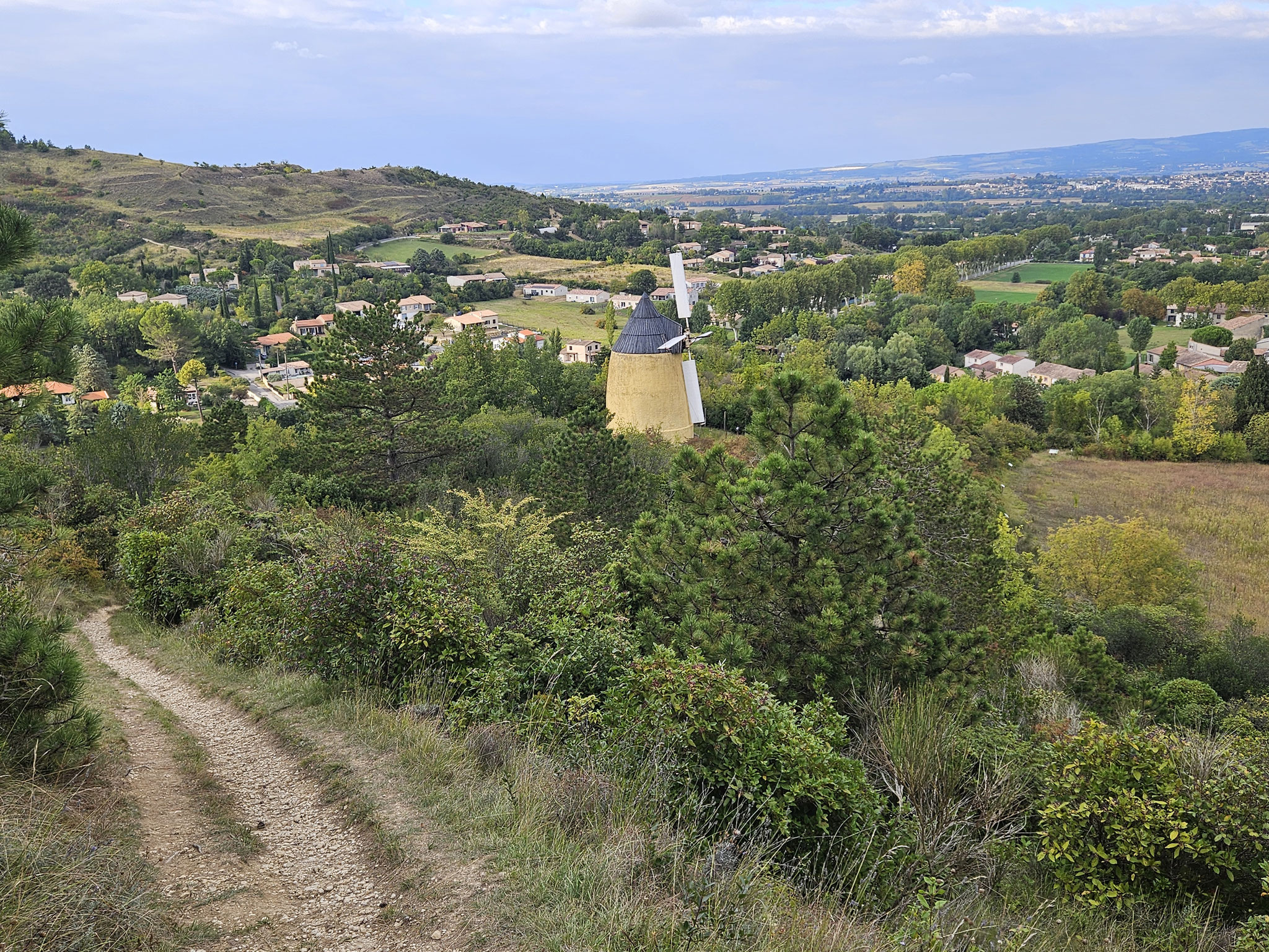 Abstieg nach Villeneuve-la-Comptal.