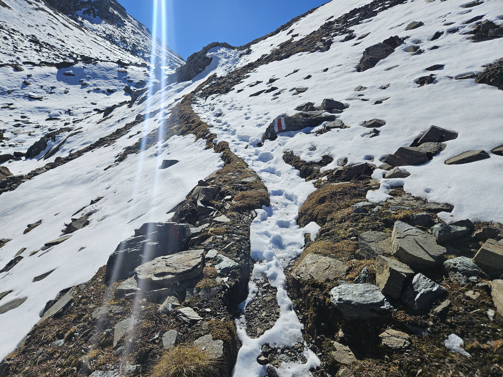 Passaufstieg mit Septemberschnee.