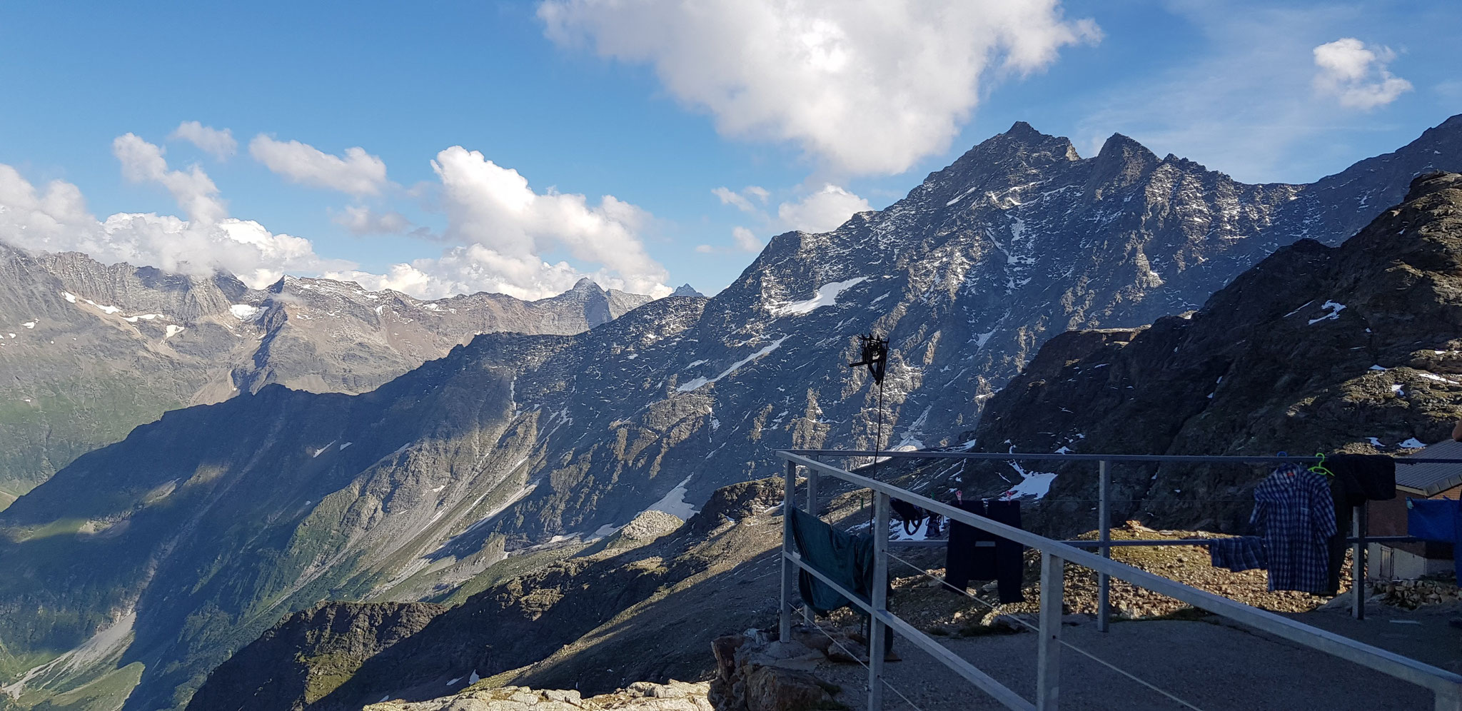 Dossenhütte, Blick zu Hangendgletscherhorn und Tälligrat.