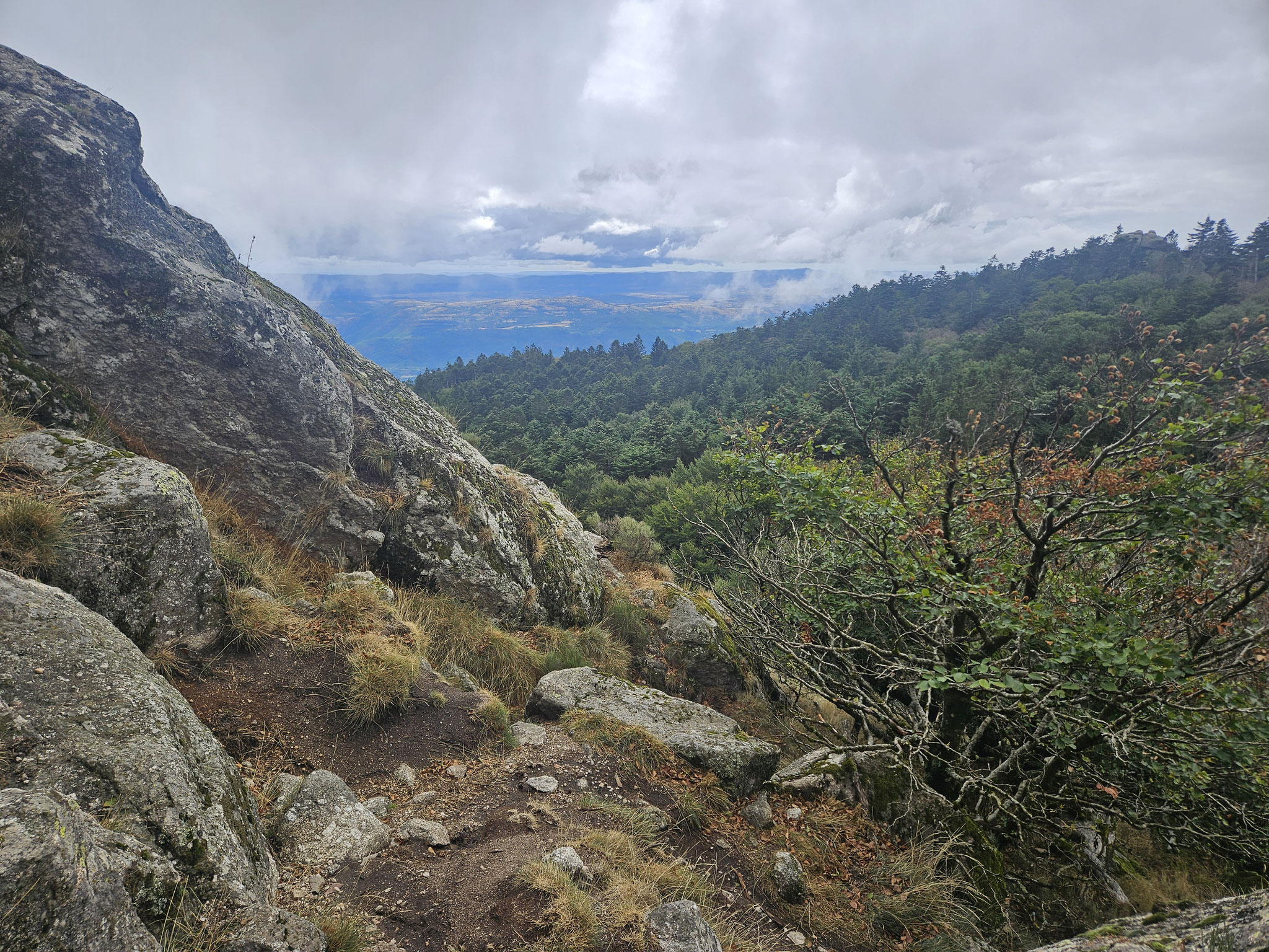 Saint-Guiral Südflanke, Blick über die Causses.