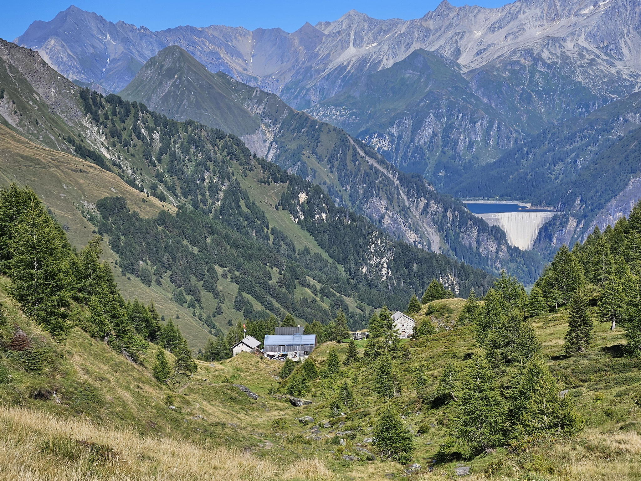 Bovarina-Hütte vor Luzzione-Stausee.