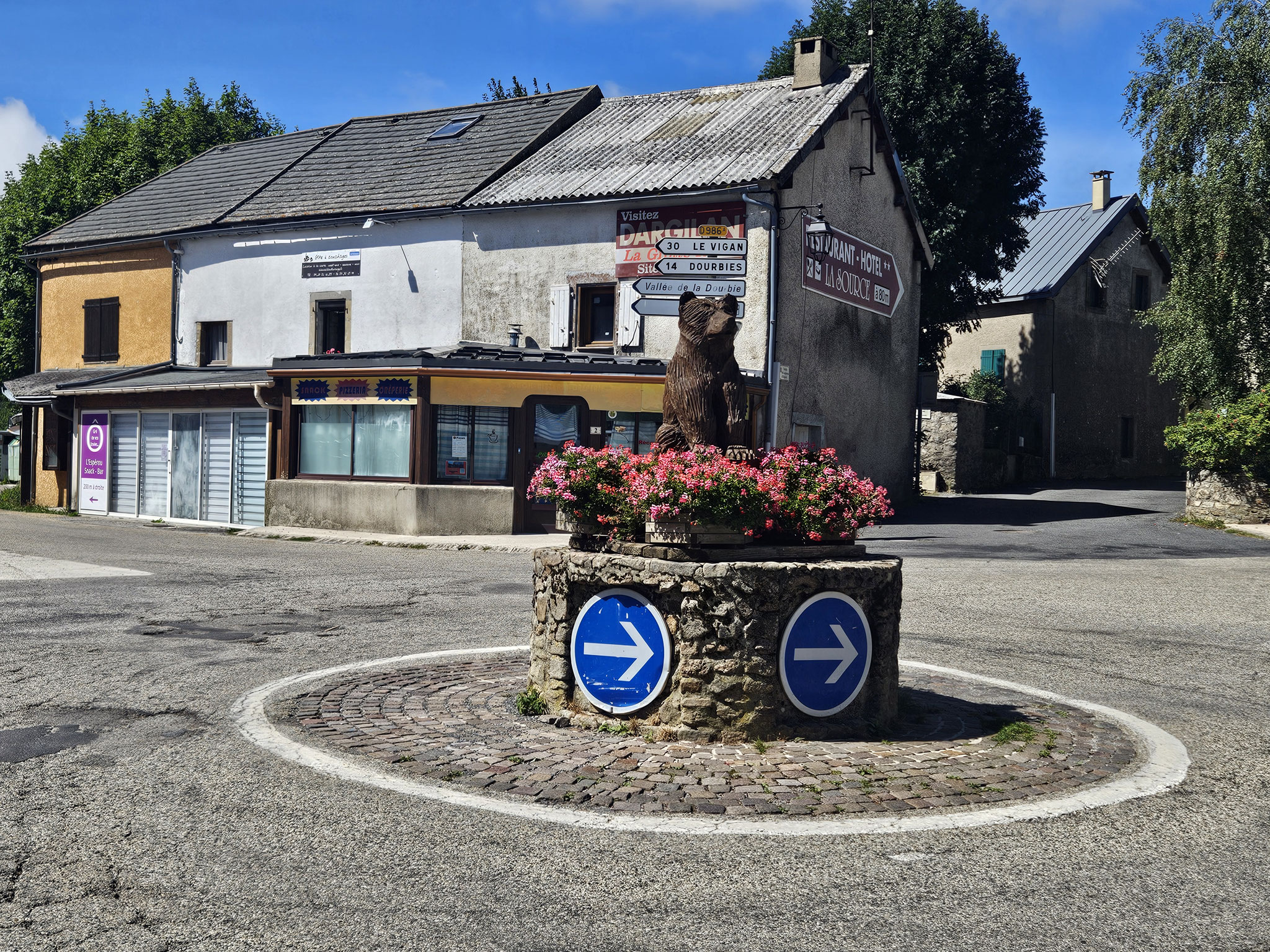 L'Espérou. Verkehrskreisel auf der EHWS.