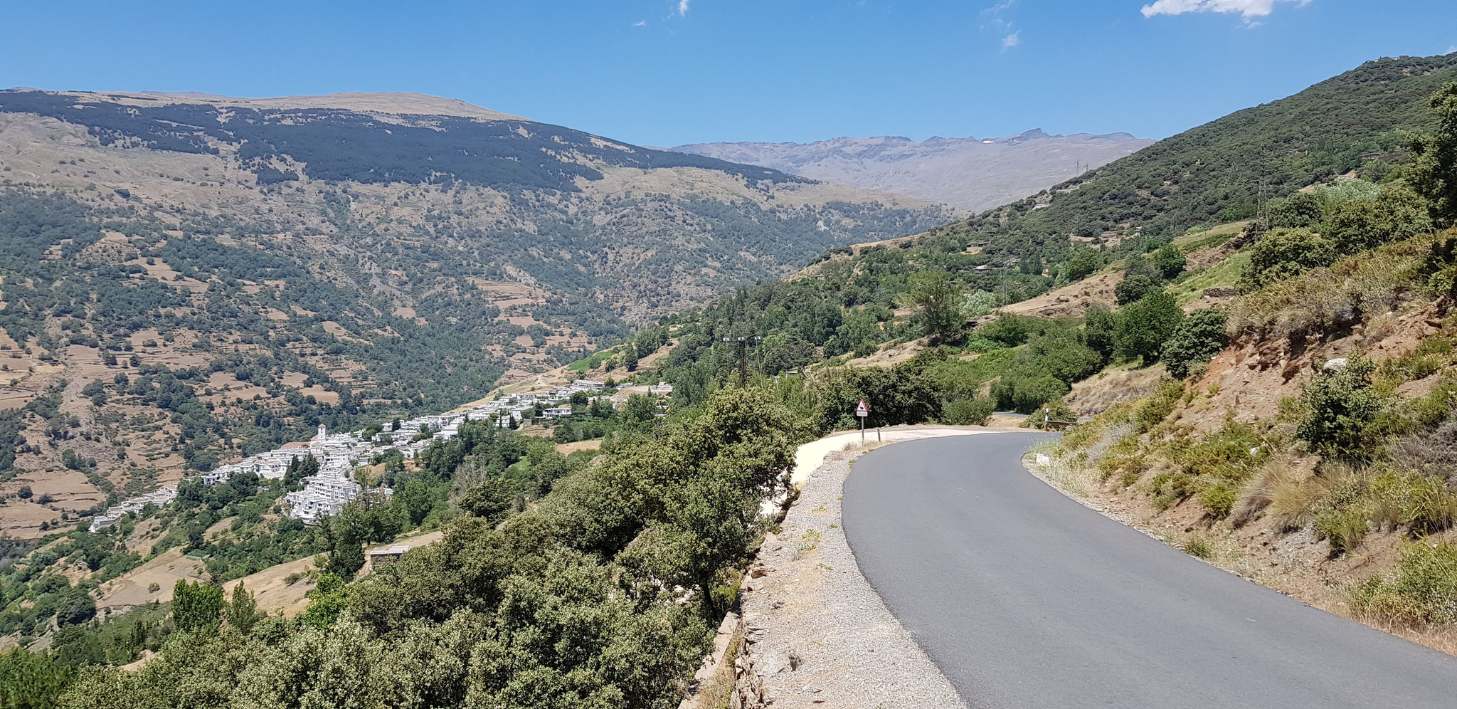 Camino de la Sierra. Blick auf Capileira und Sierra Nevada.