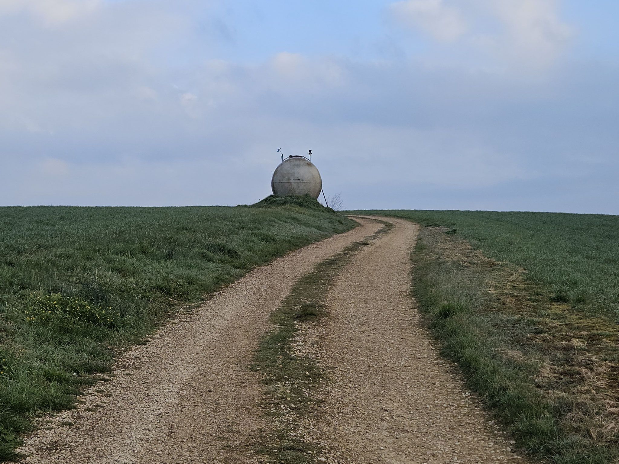 Hügelrücken Les Laverons. Tank als Landmarke.