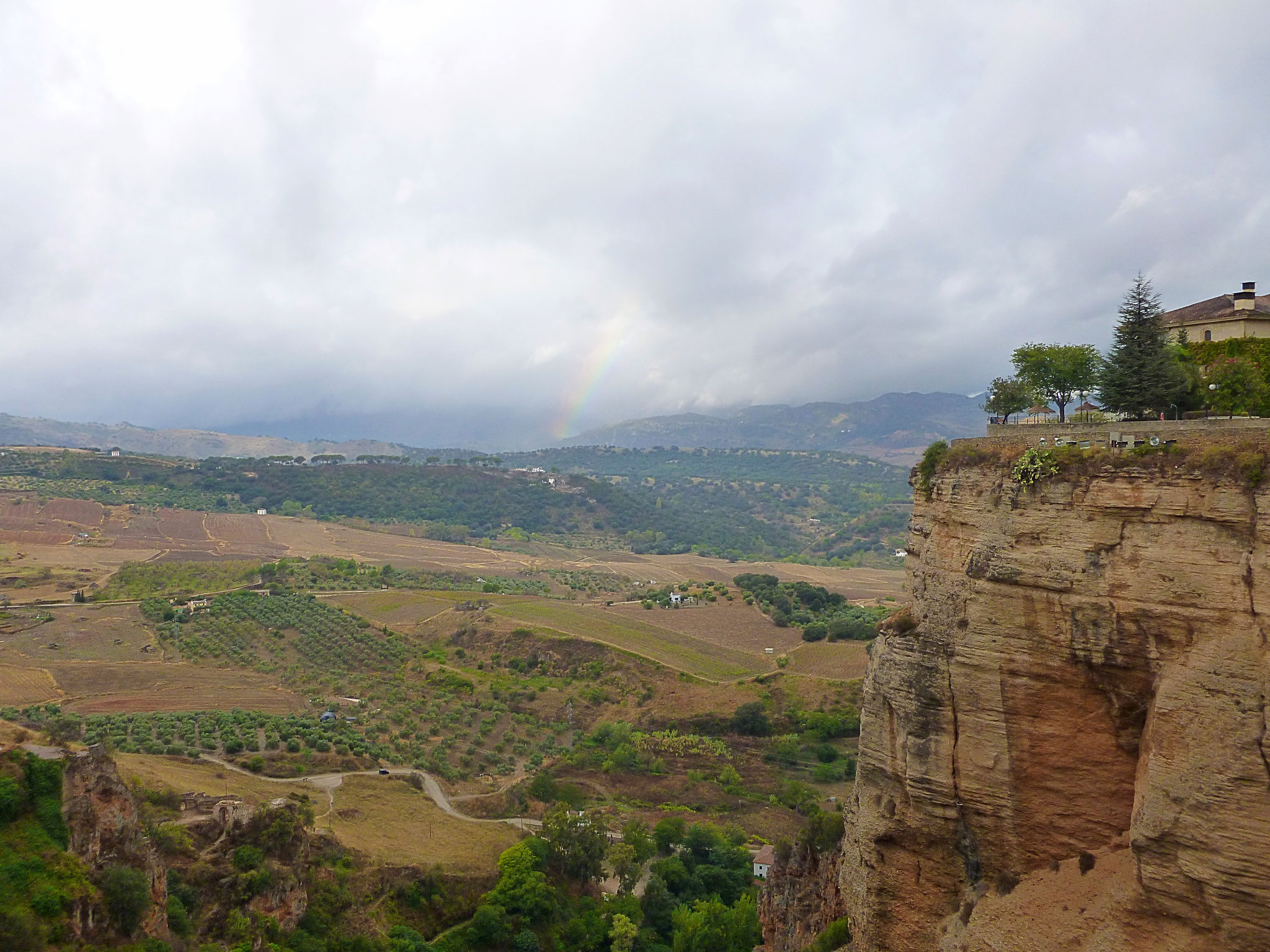 Landschaft von Ronda mit Regenbogen.