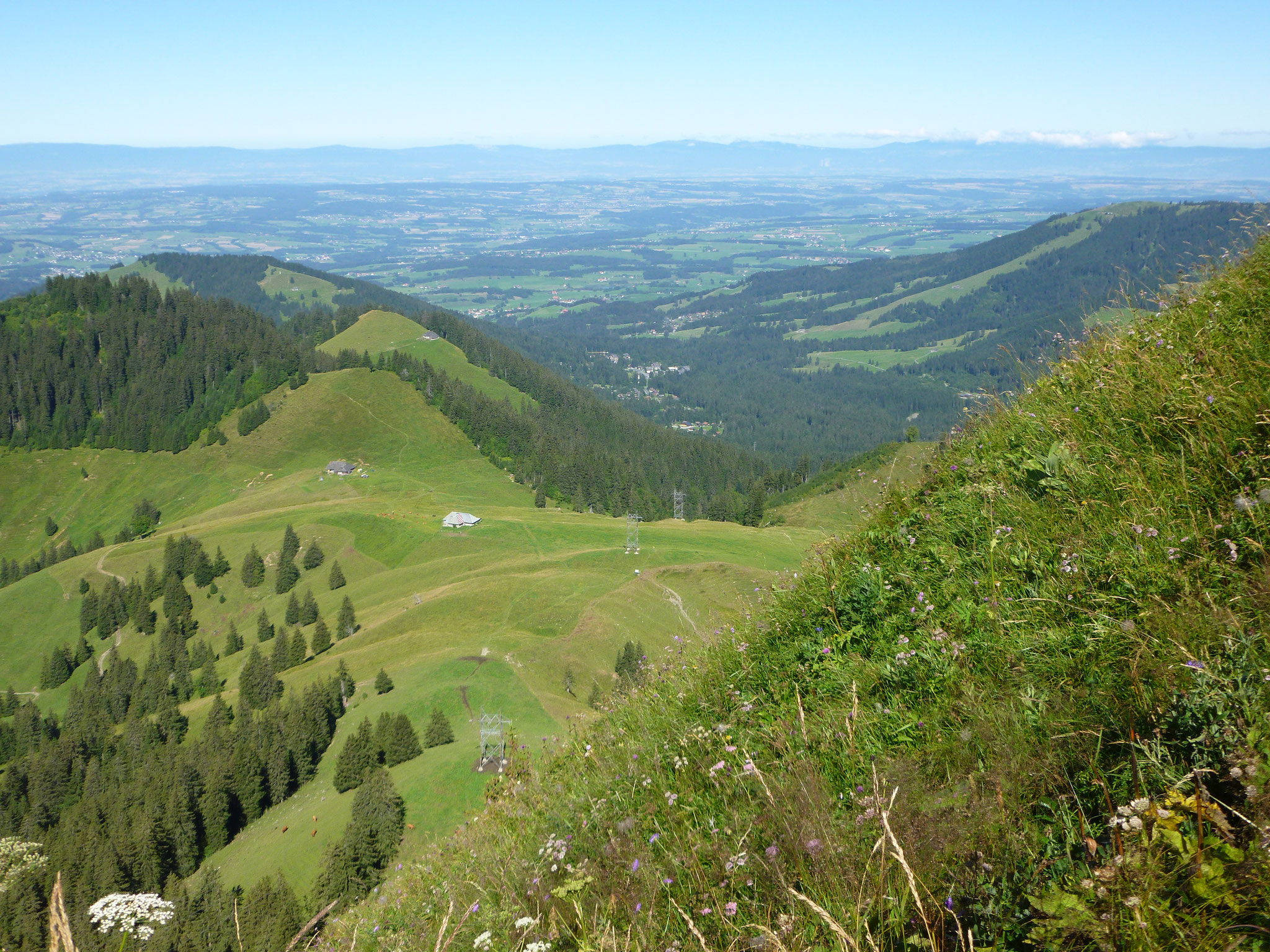 Col de Lys, Blick nach Westen: Les Paccots, Mittelland und Jura.