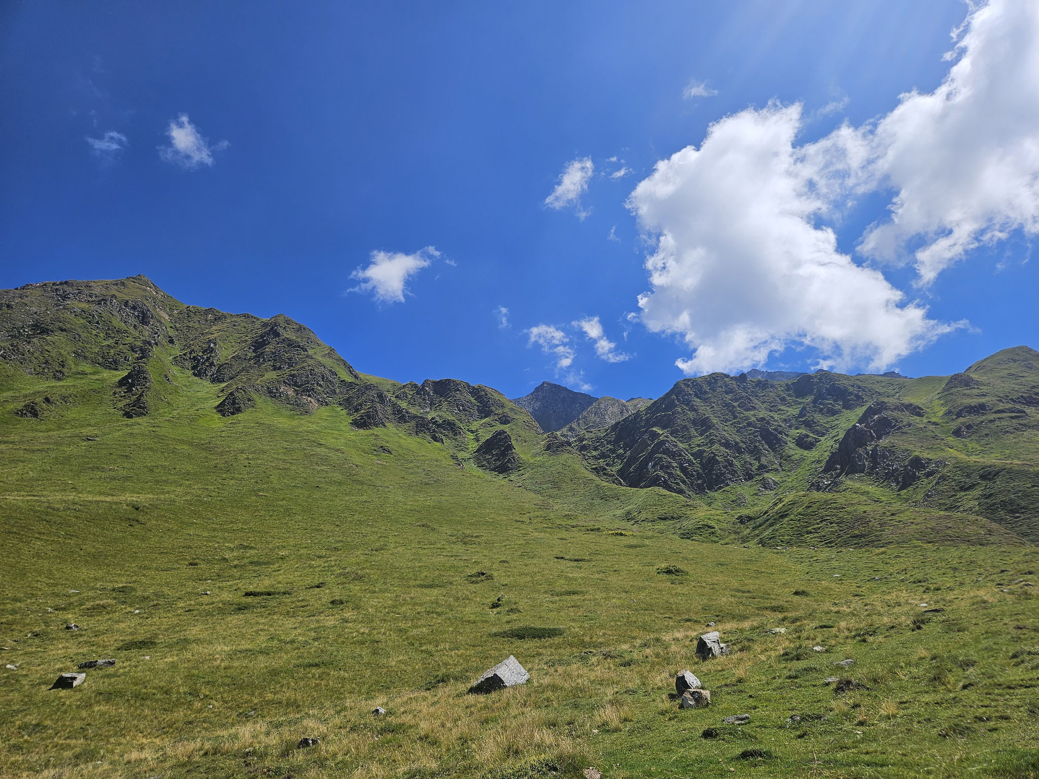 I Traversoni. Blick zur Scopi-Gruppe hinauf.