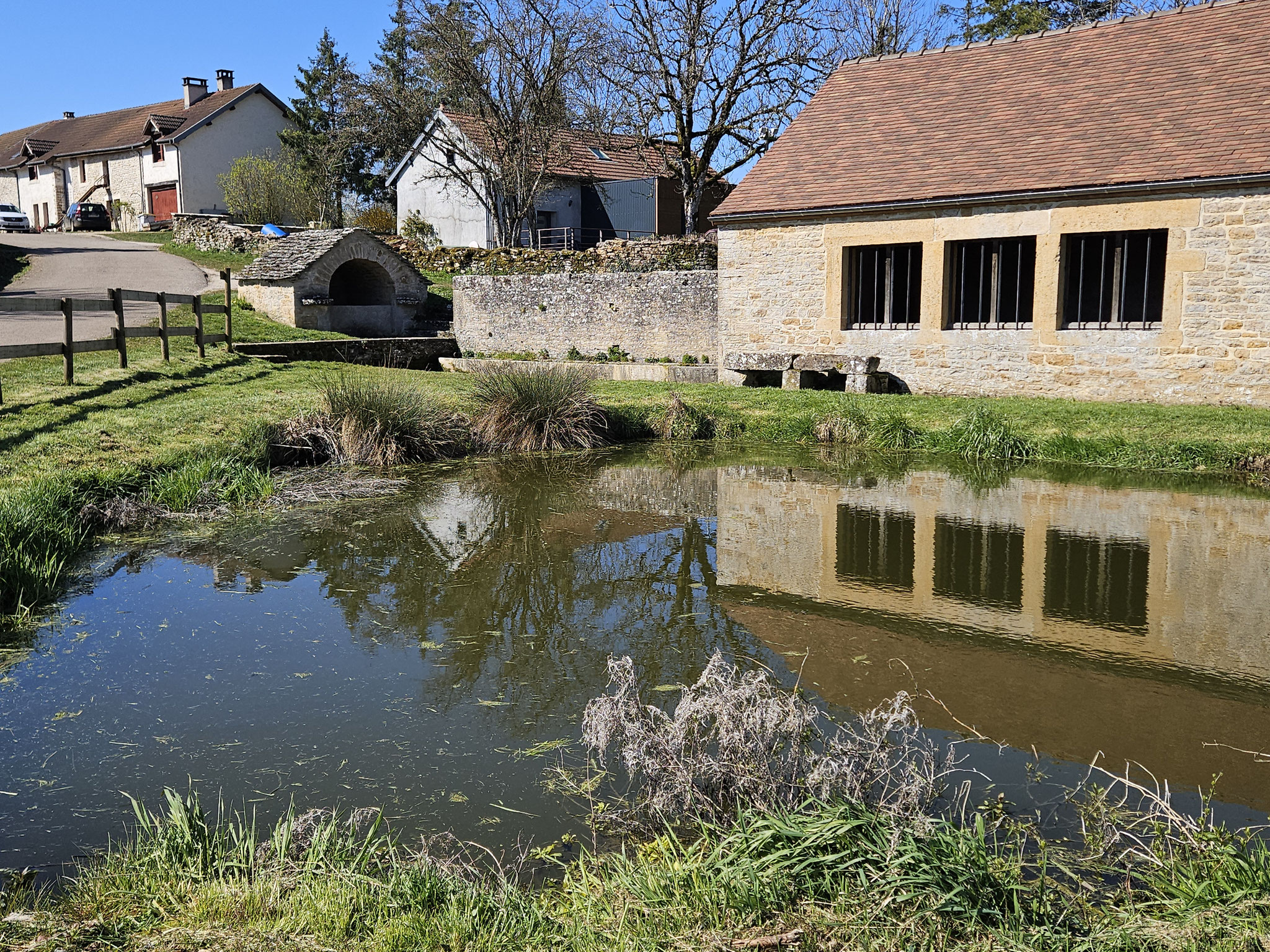 Panges, alte Mairie und Lavoir.