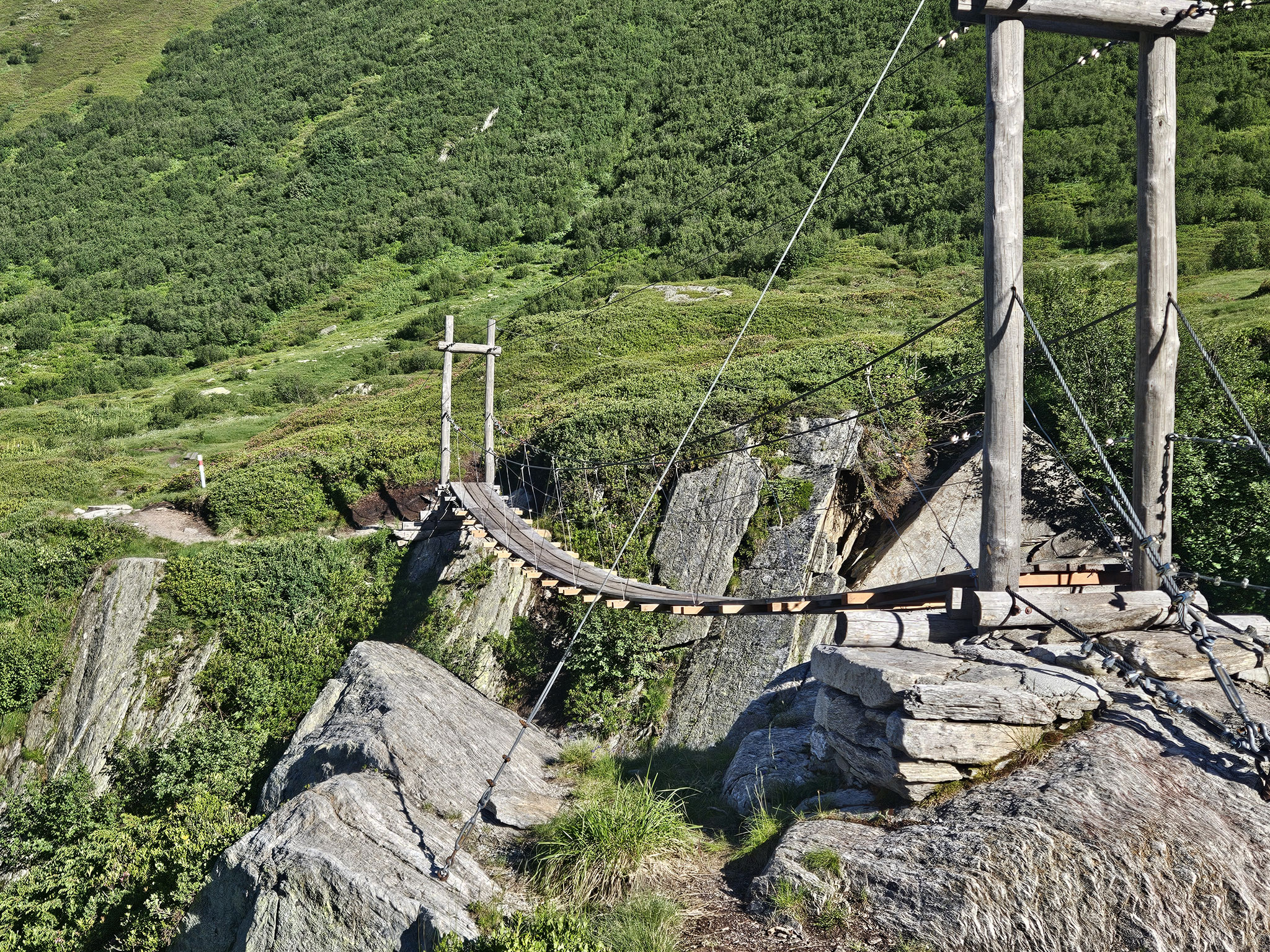 Hängebrücke über den Medelser Rhein. Val Termine.
