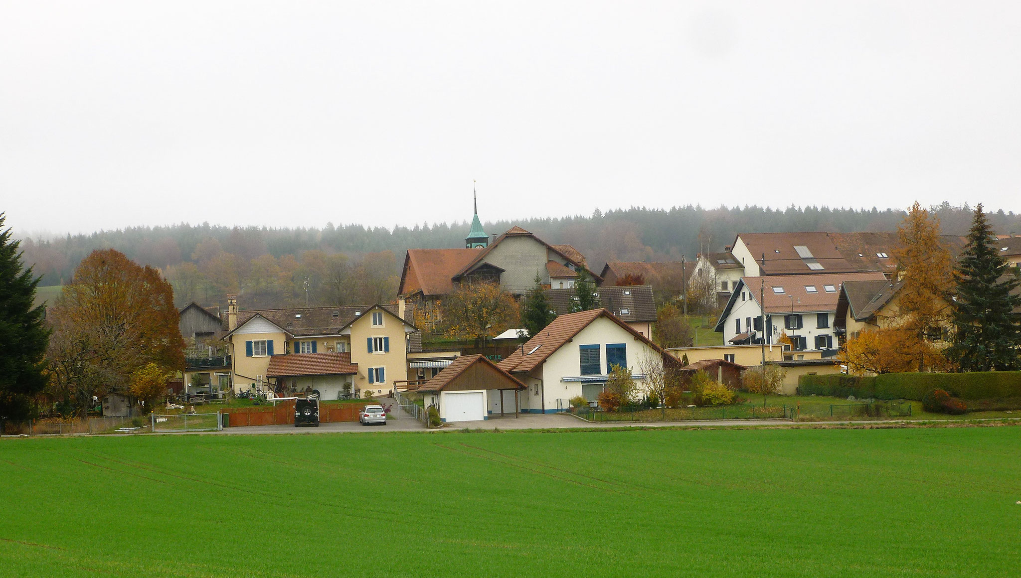 Cugy vor den Jorat-Höhen.