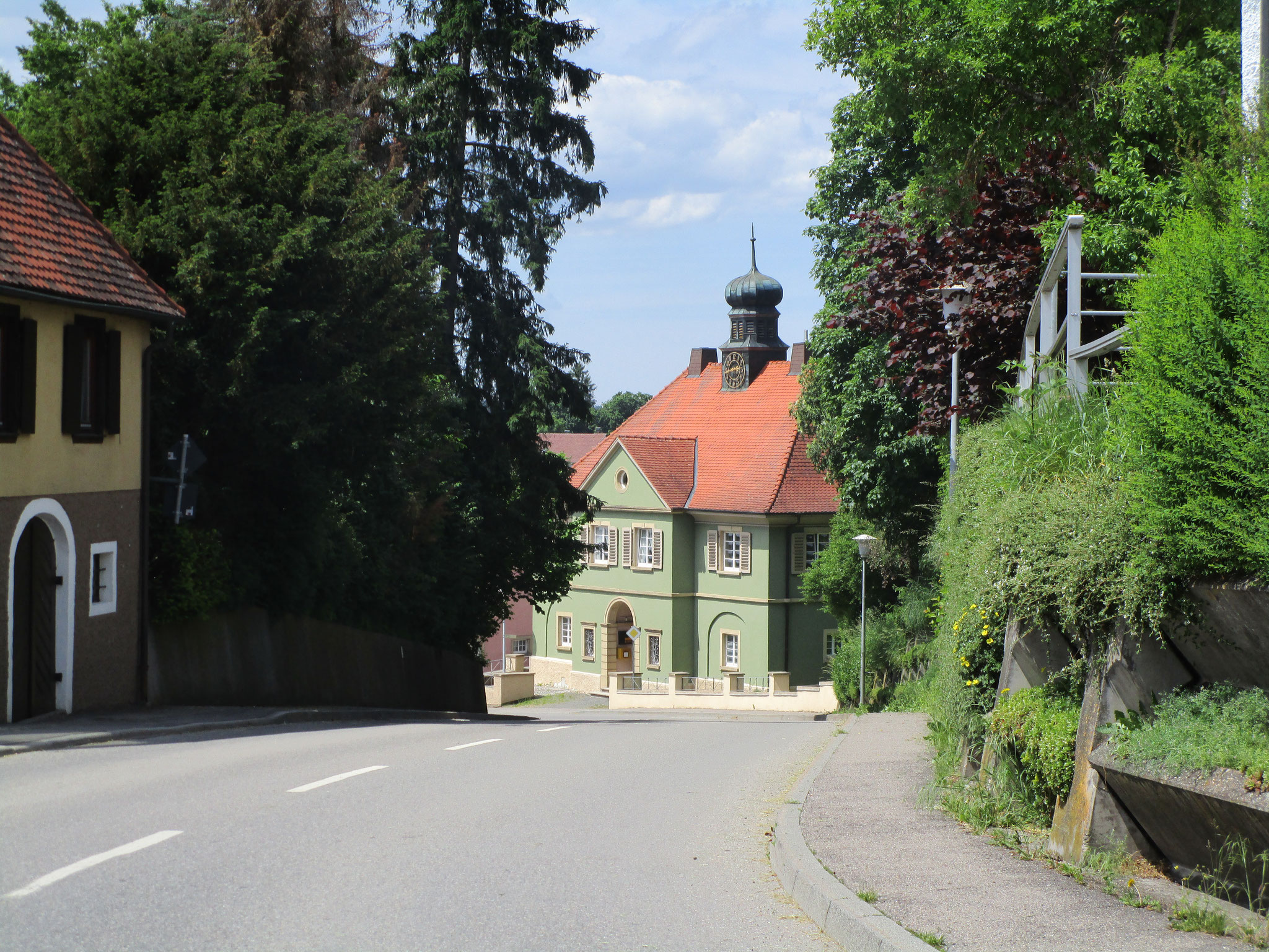 Hausen vor Wald.