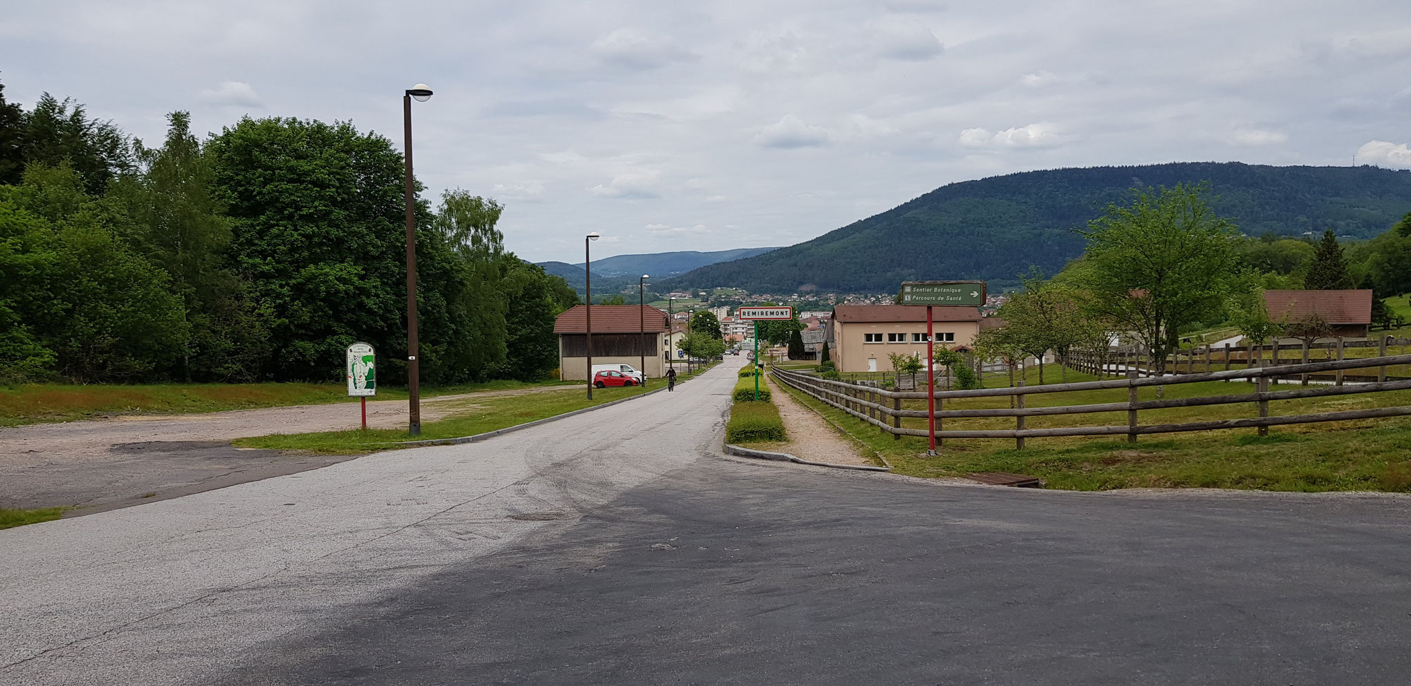 Blick zurück auf Remiremont und das Moseltal.